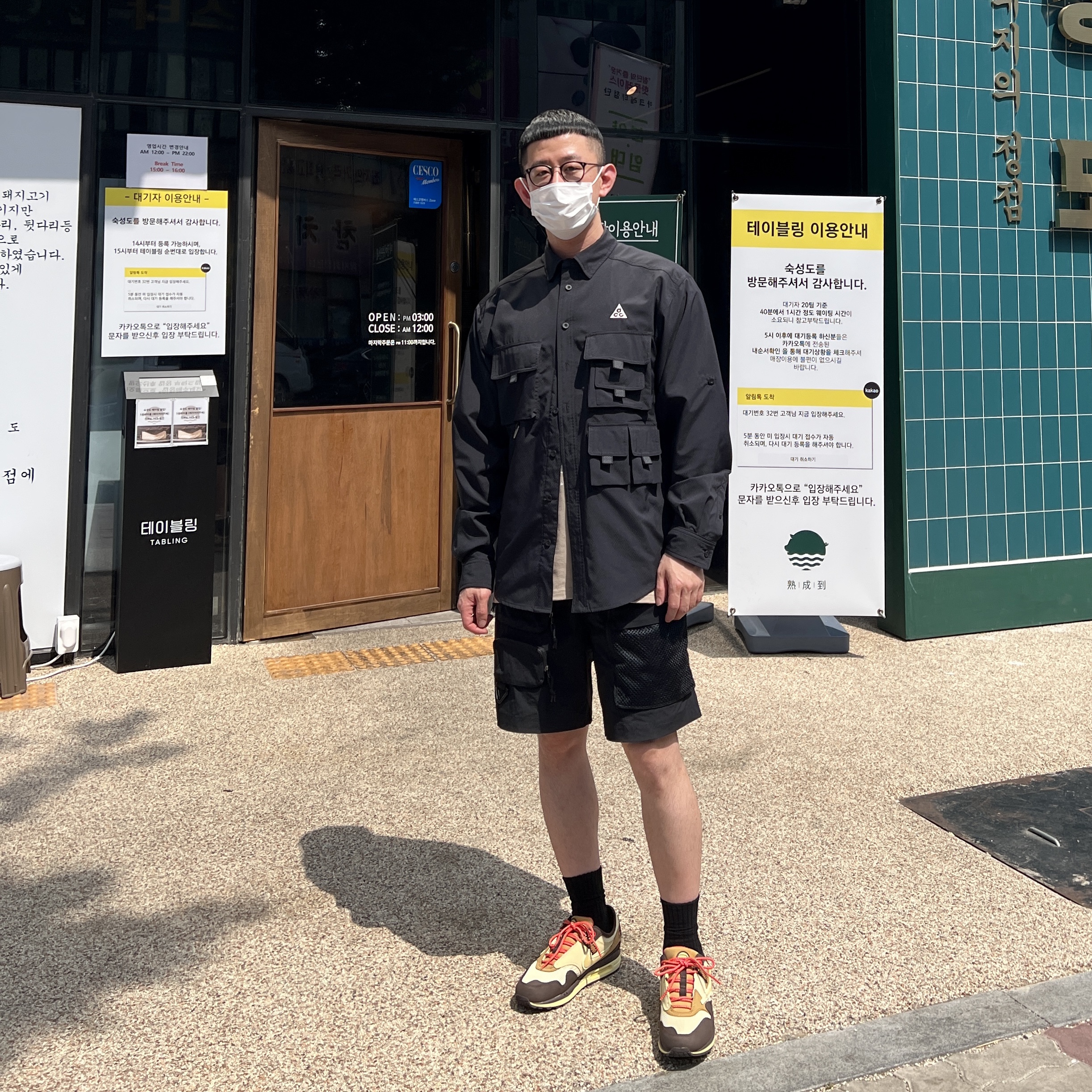 Nike x Travis Scott Air Max 1 Cact.us Brown, Nike ACG Cargo Shorts Black - Asia 착용 스타일