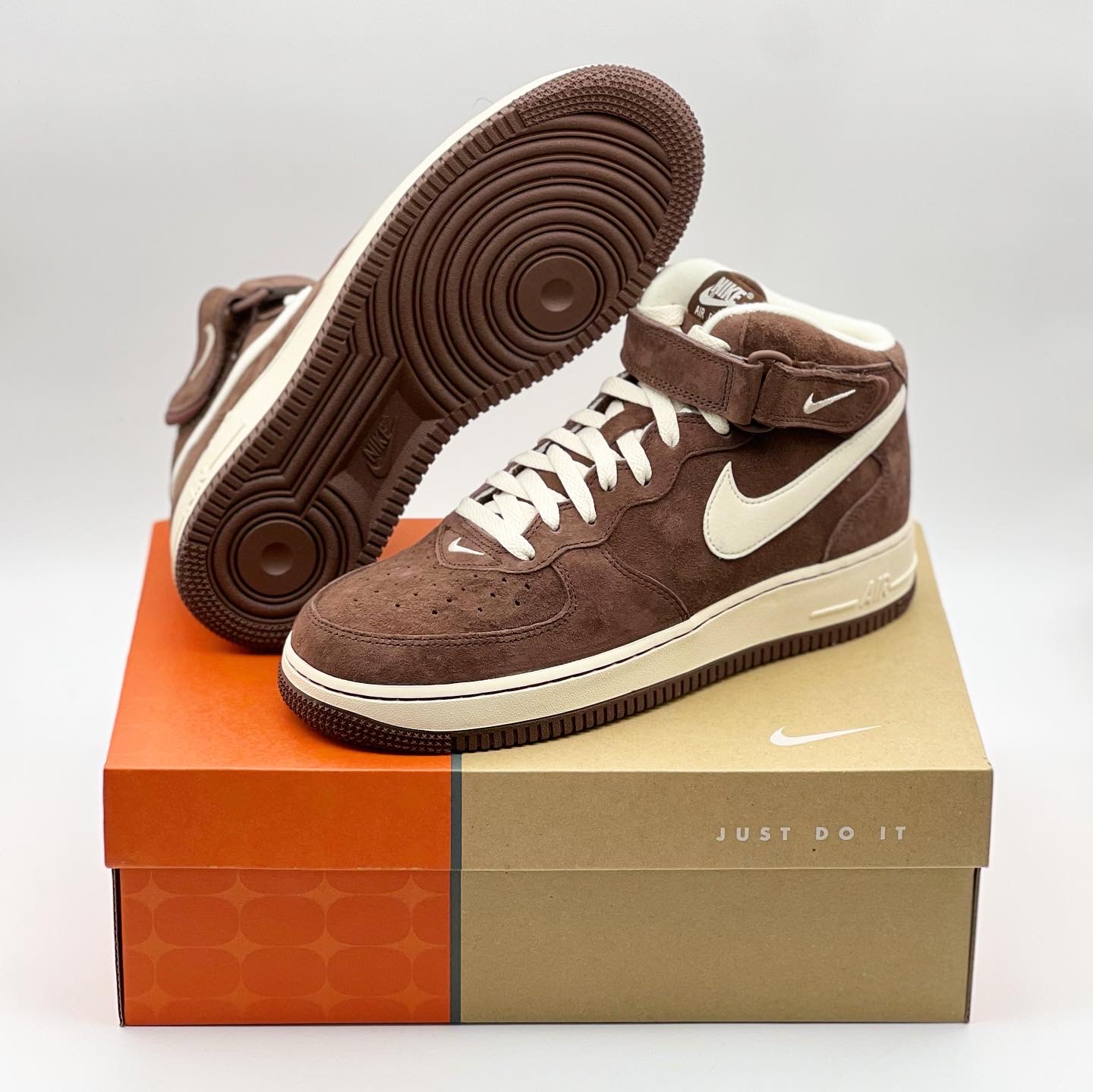 Nike Air Force 1 Mid '07 QS Chocolate 착용 스타일 - 1