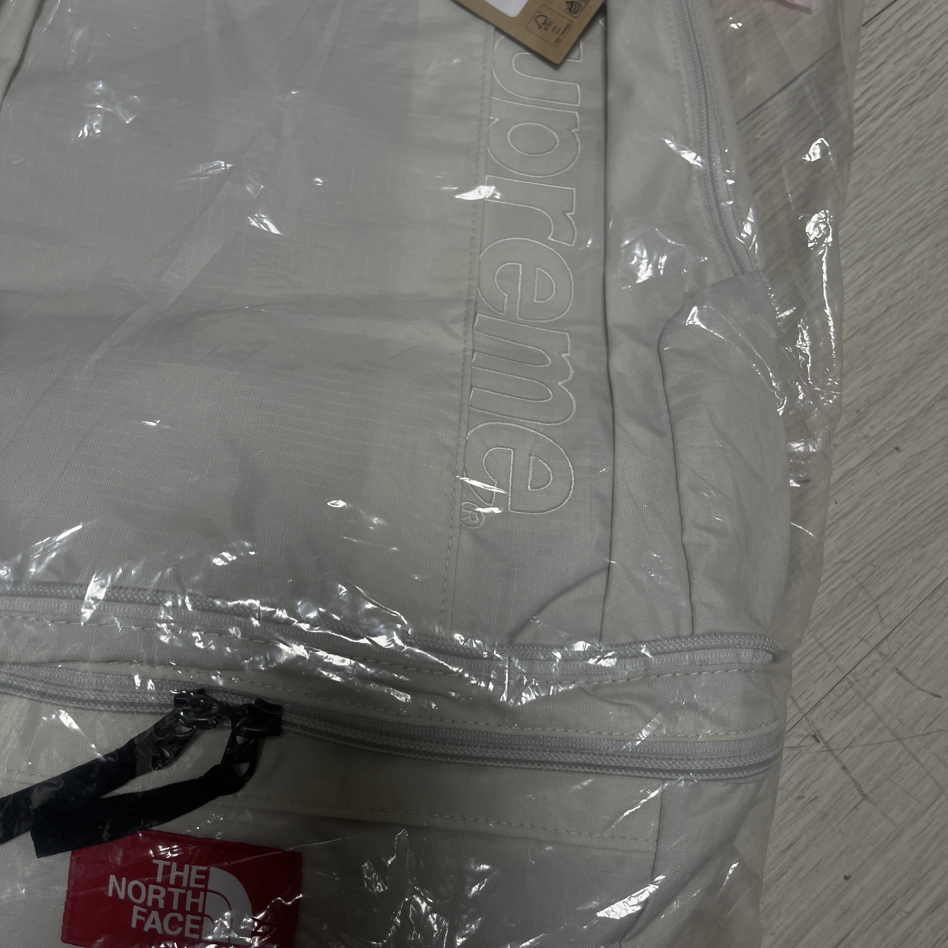 Supreme x The North Face Trekking Convertible Backpack + Waist Bag Stone - 22SS 착용 스타일