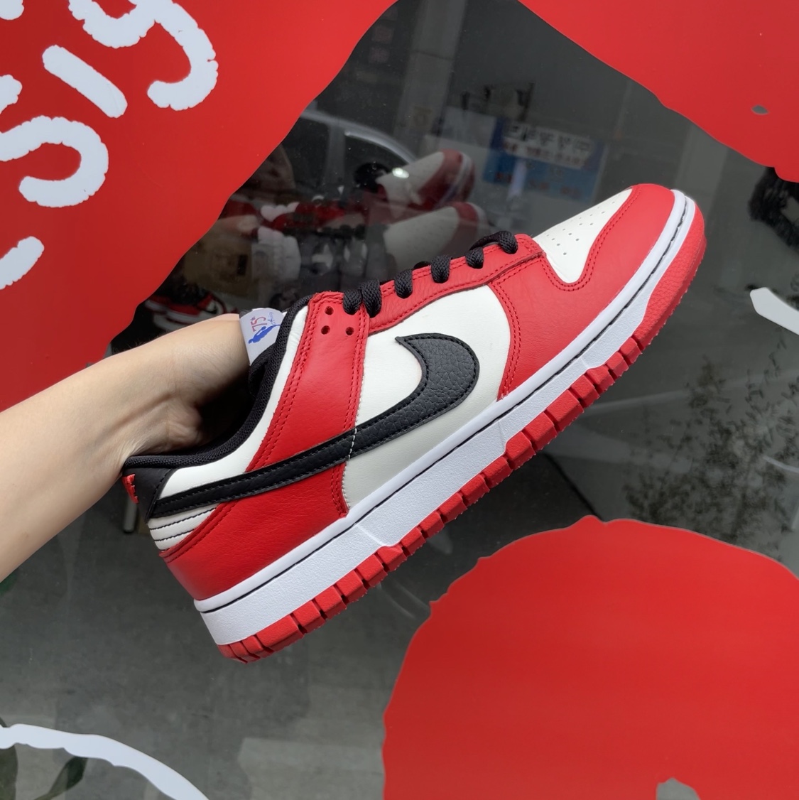 Nike x NBA Dunk Low Retro EMB Black and Chile Red 착용 스타일 - 1