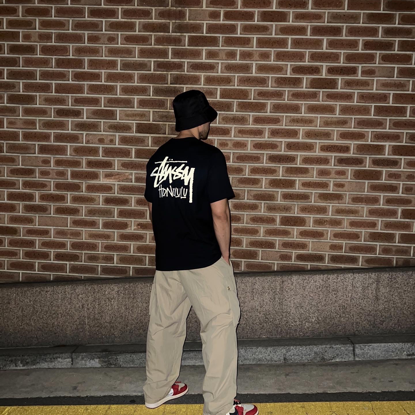 Prada Re-Nylon Bucket Hat Black, Jordan 1 x Off-White Retro High Chicago The Ten 착용 스타일 - 3