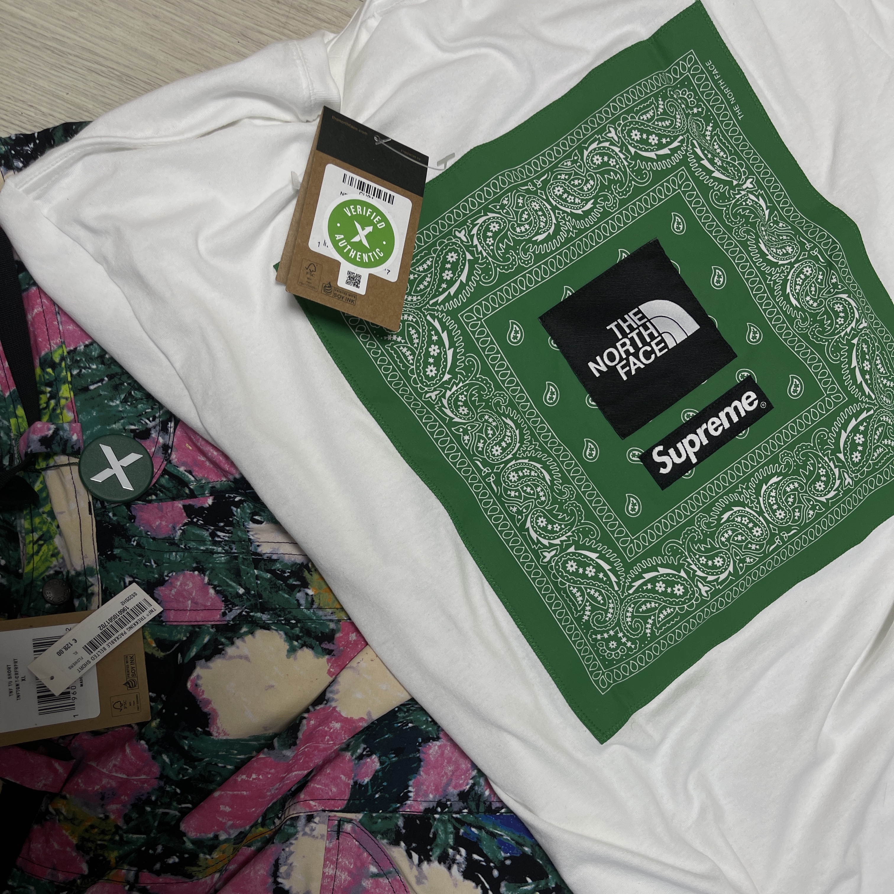 Supreme x The North Face Bandana T-Shirt White - 22SS, Supreme x The North Face Trekking Packable Belted Shorts Flowers - 22SS 착용 스타일