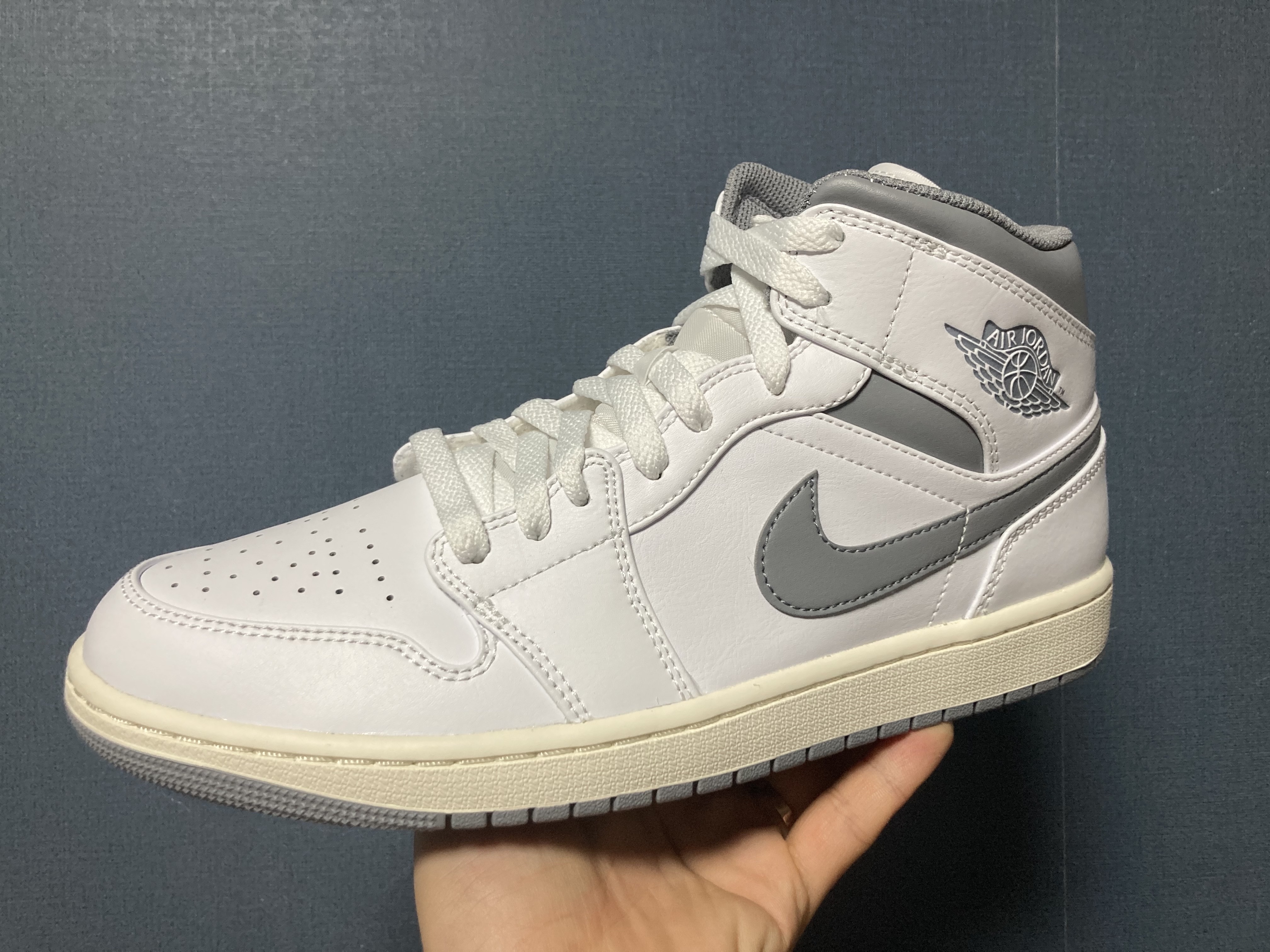Jordan 1 Mid White Stealth 착용 스타일