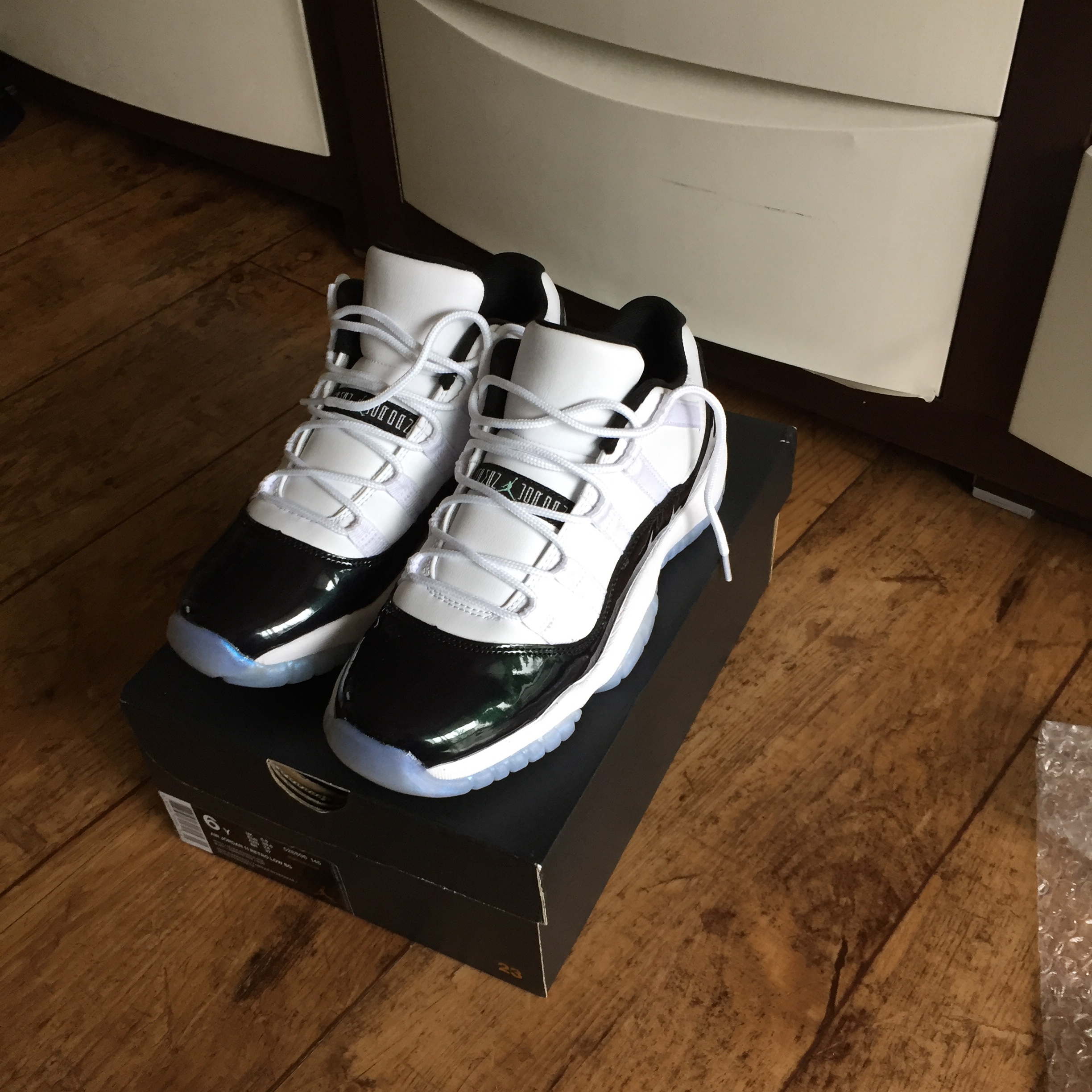 Jordan 11 Retro Low Iridescent 착용 스타일