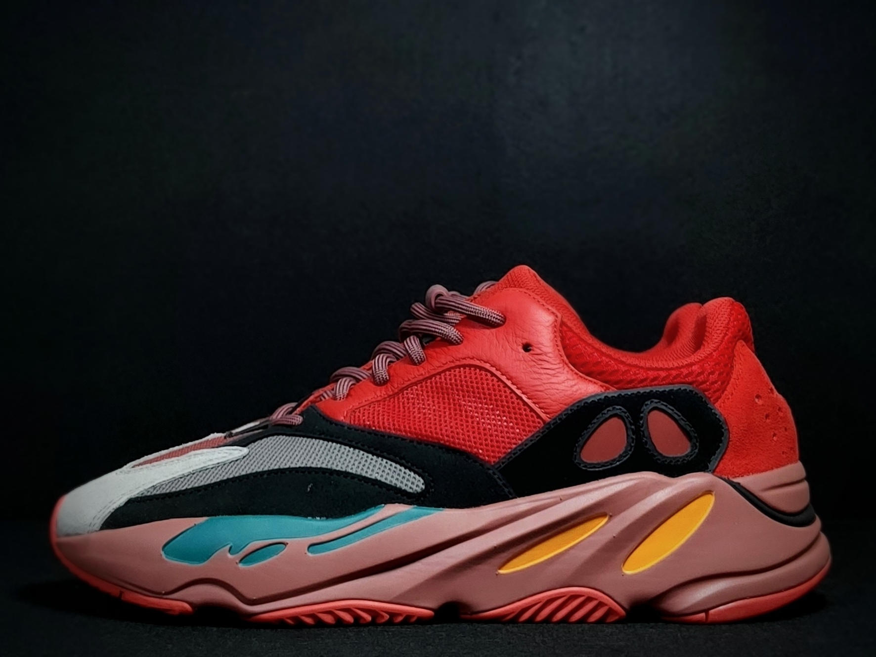 Adidas Yeezy Boost 700 Hi-Res Red 착용 스타일 - 2