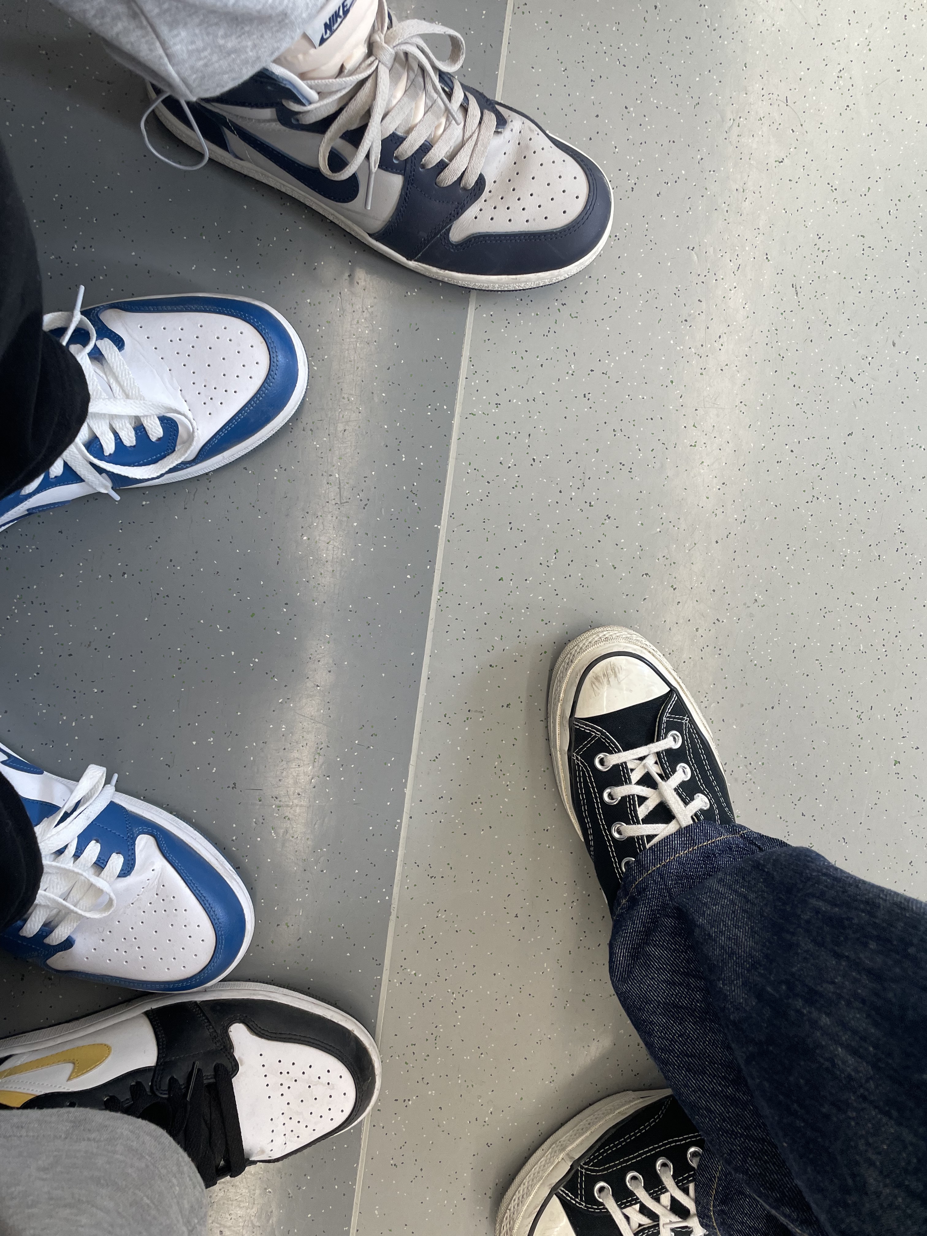 Converse Chuck 70 Hi Black, Jordan 1 High 85 College Navy 착용 스타일