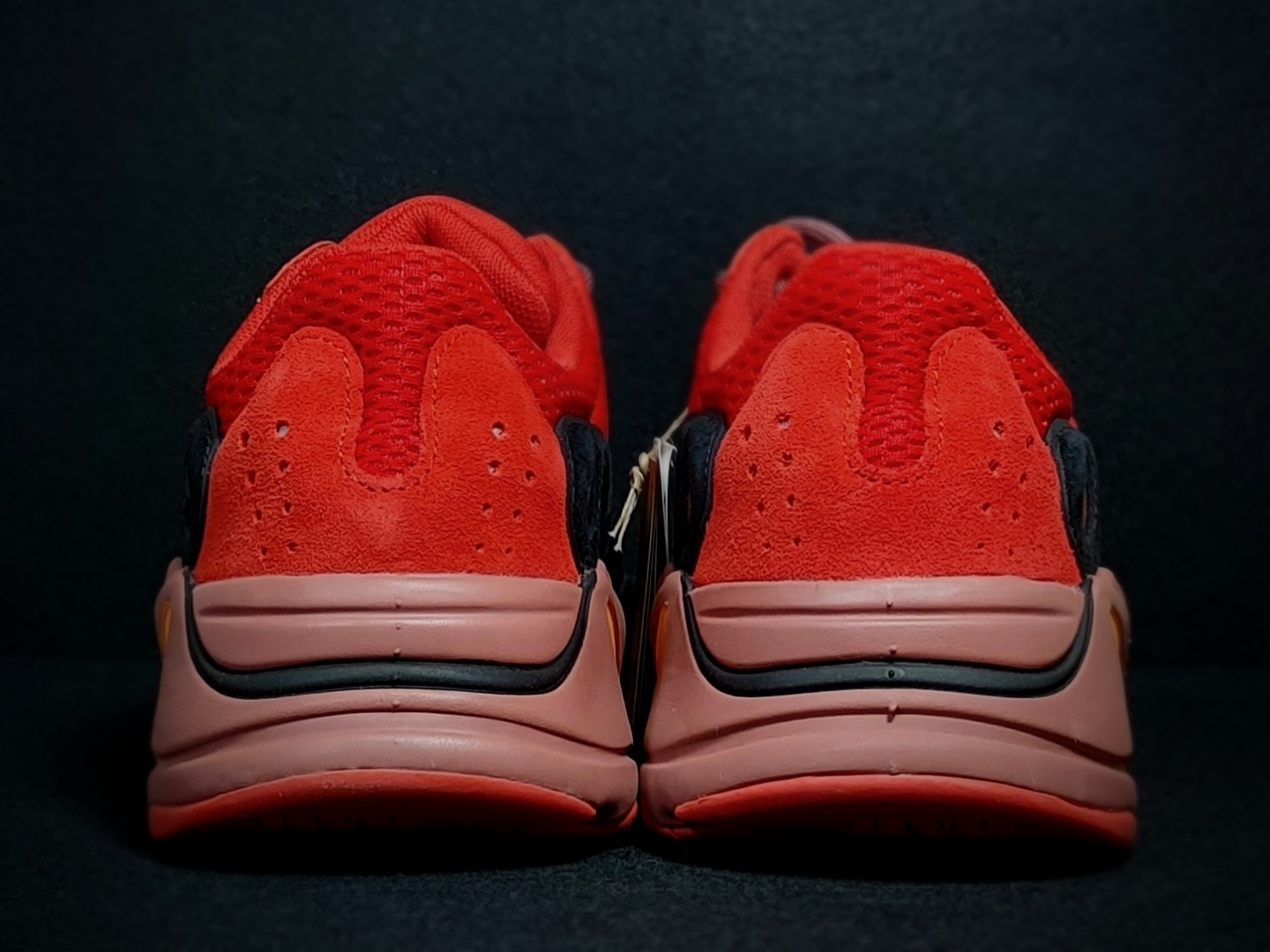 Adidas Yeezy Boost 700 Hi-Res Red 착용 스타일 - 3