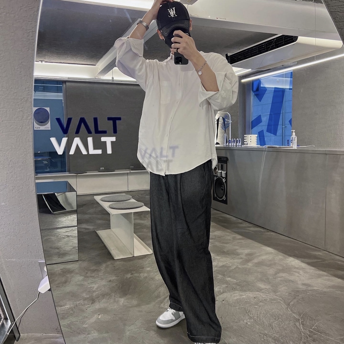Jordan 1 Mid Light Smoke Grey Anthracite, Casio A-159WA-N1 착용 스타일