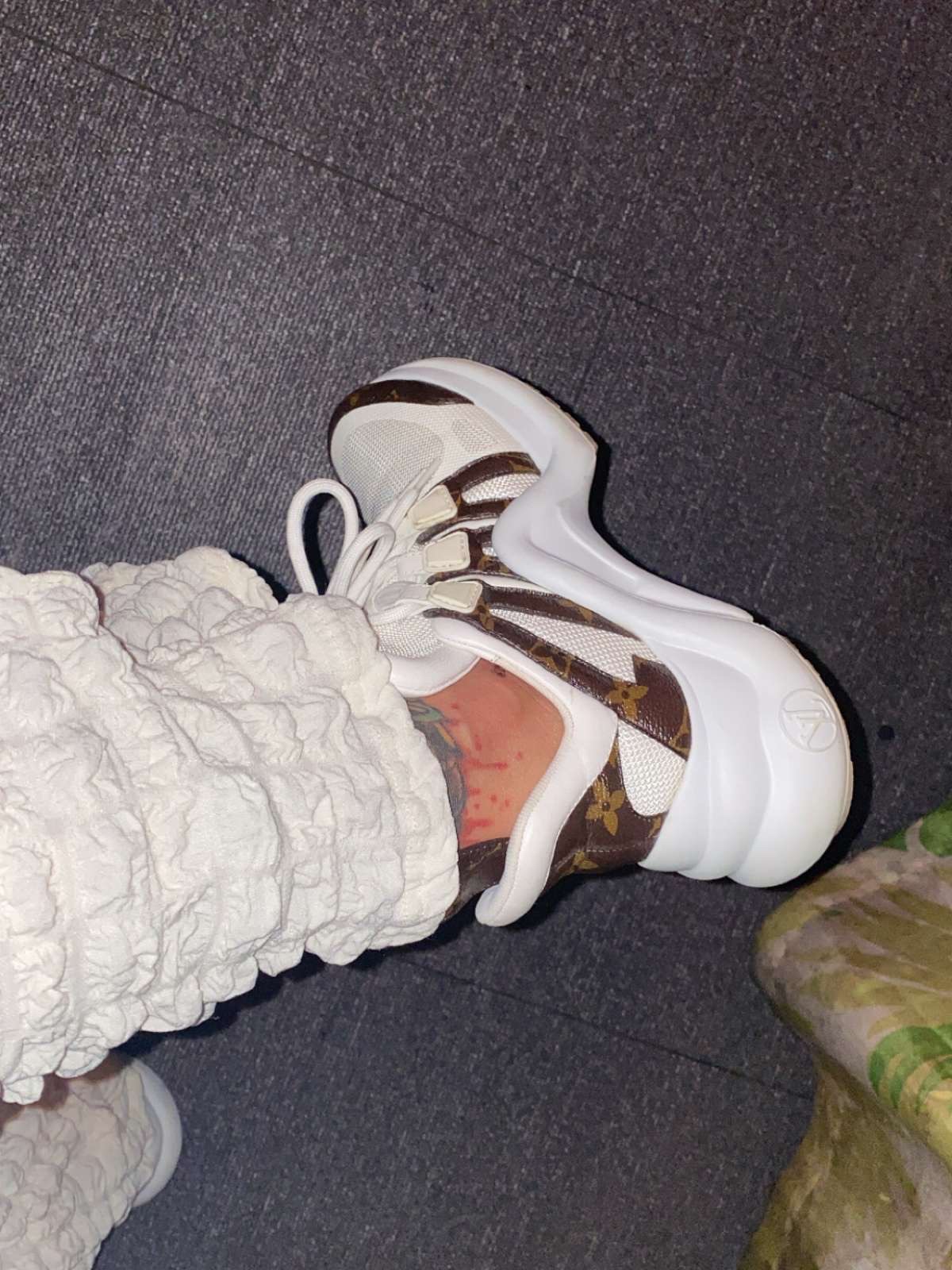 (W) Louis Vuitton LV Archlight Sneakers White 착용 스타일 - 3