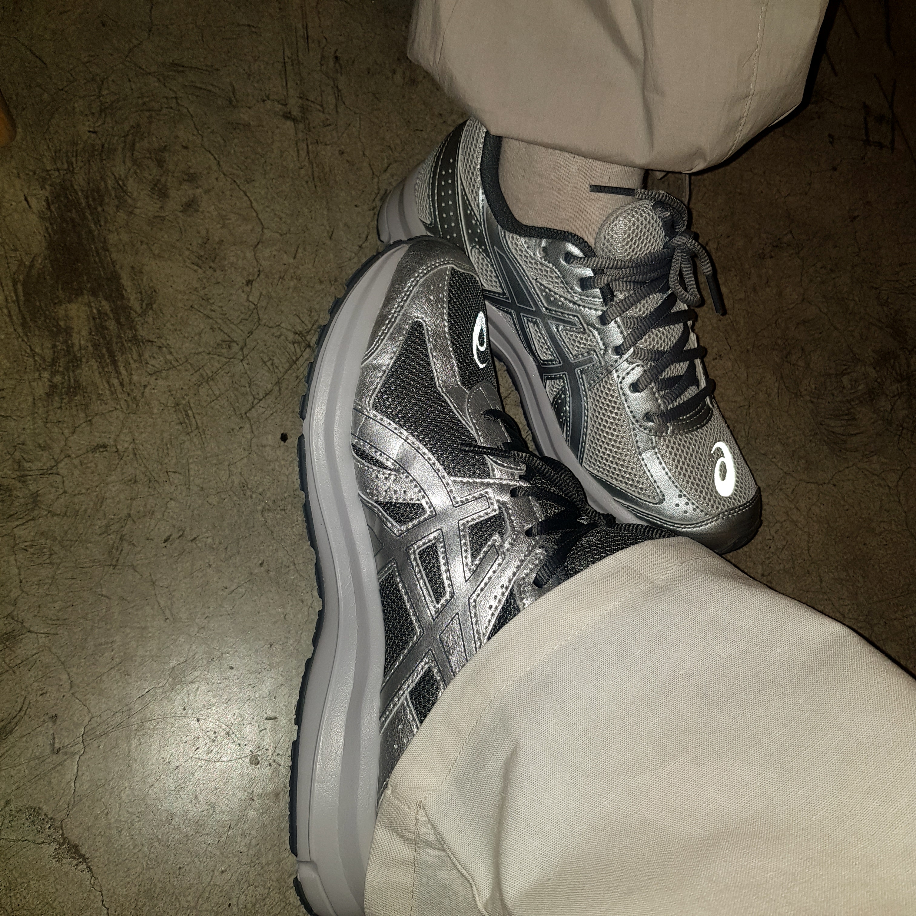 Asics Jog 100 S SMU Sheet Rock Pure Silver - 2E Wide, Asics Jog 100 S SMU Glacier Grey Pure Silver - 2E Wide 착용 스타일 - 2