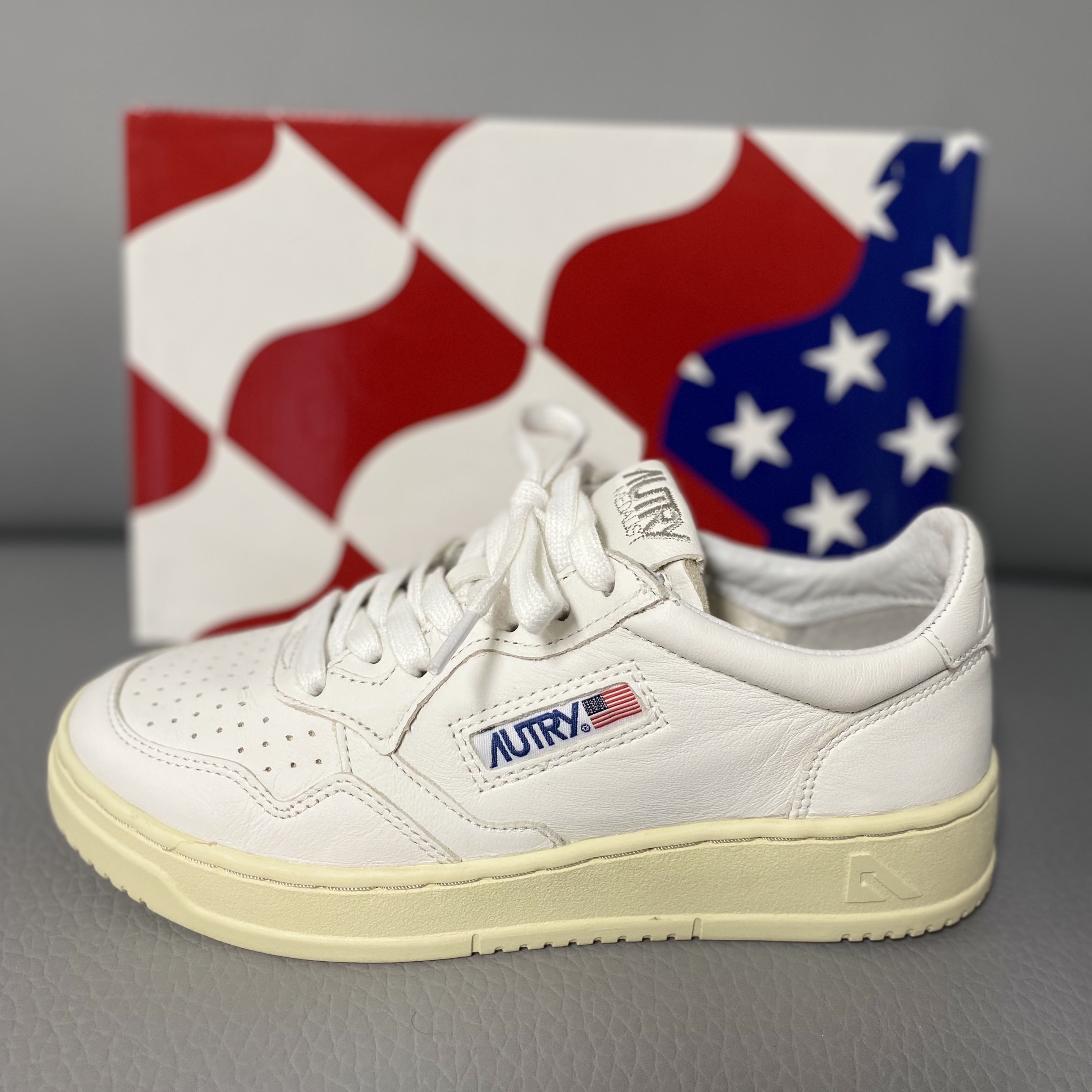 (W) Autry Medalist Low Goatskin Sneakers White 착용 스타일