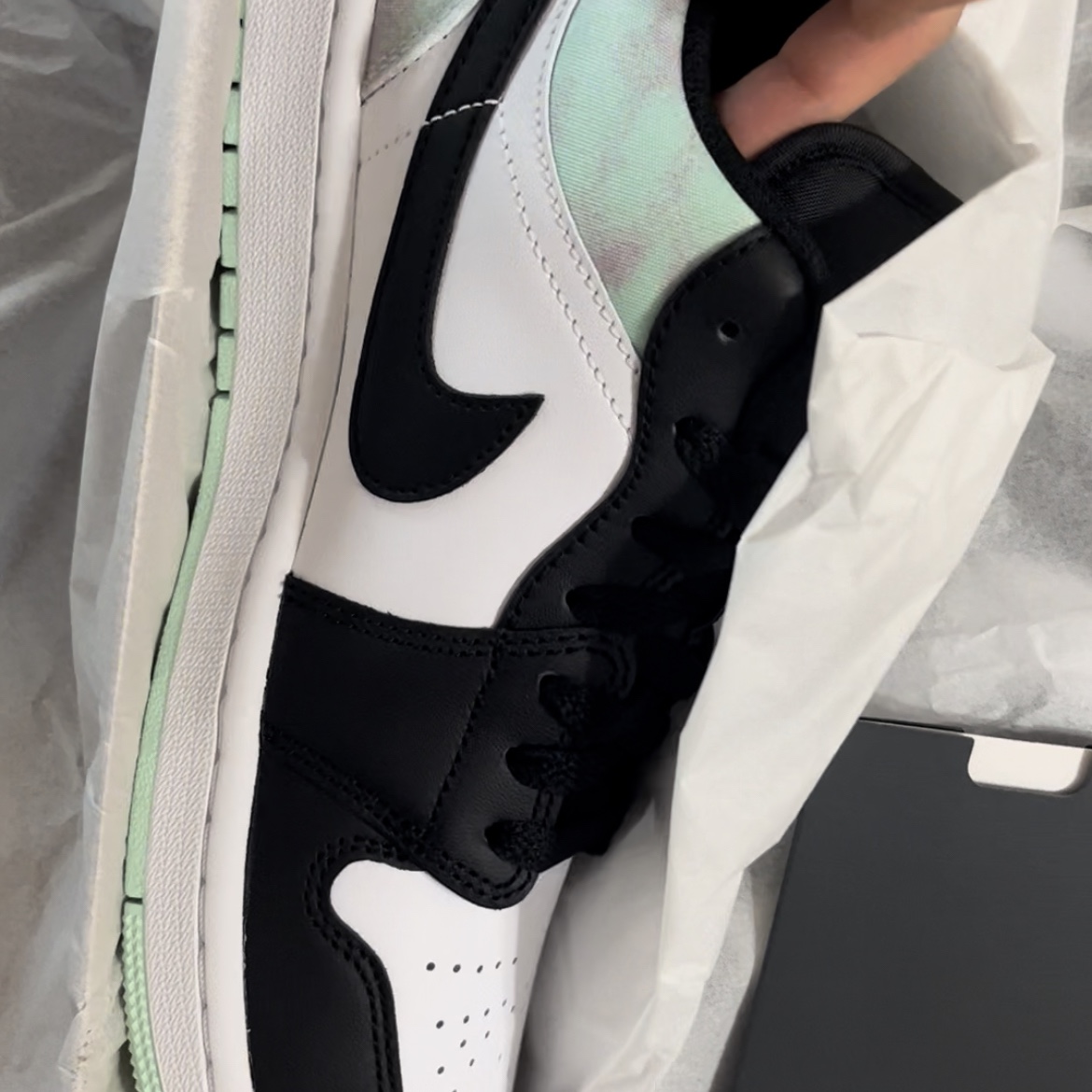 Jordan 1 Low SE White Black Tie-Dye 착용 스타일 - 1