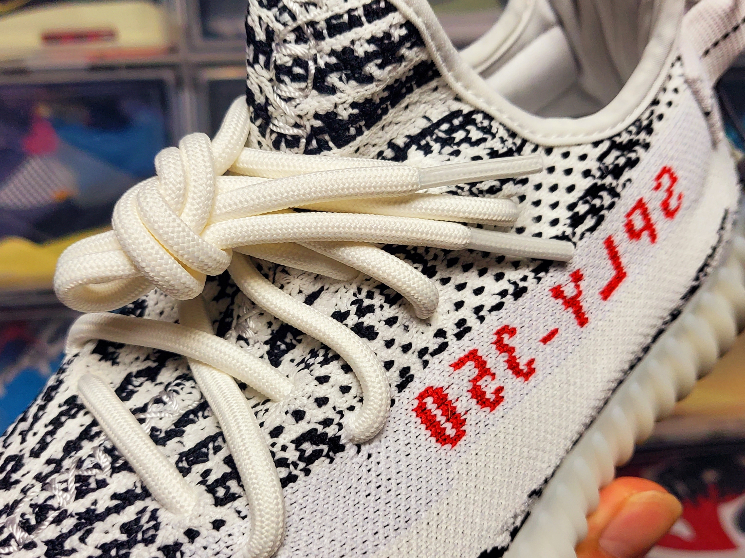 Adidas Yeezy Boost 350 V2 Zebra 2022/2023 착용 스타일 - 4