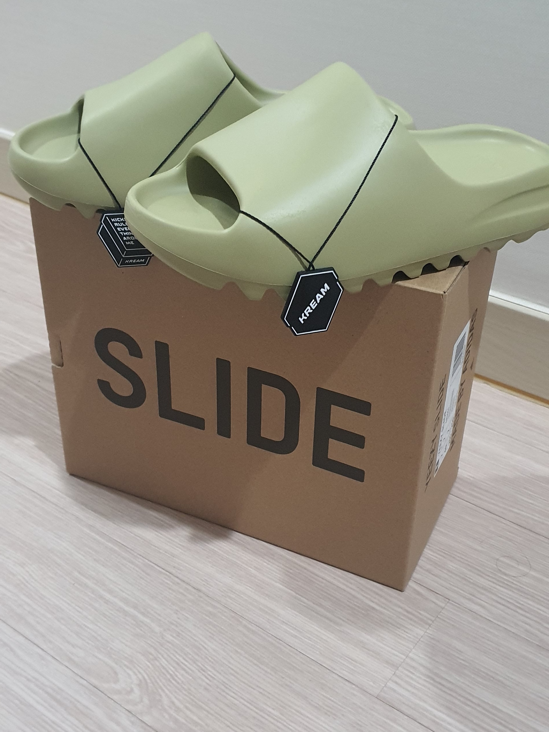Adidas Yeezy Slide Resin 2021 착용 스타일