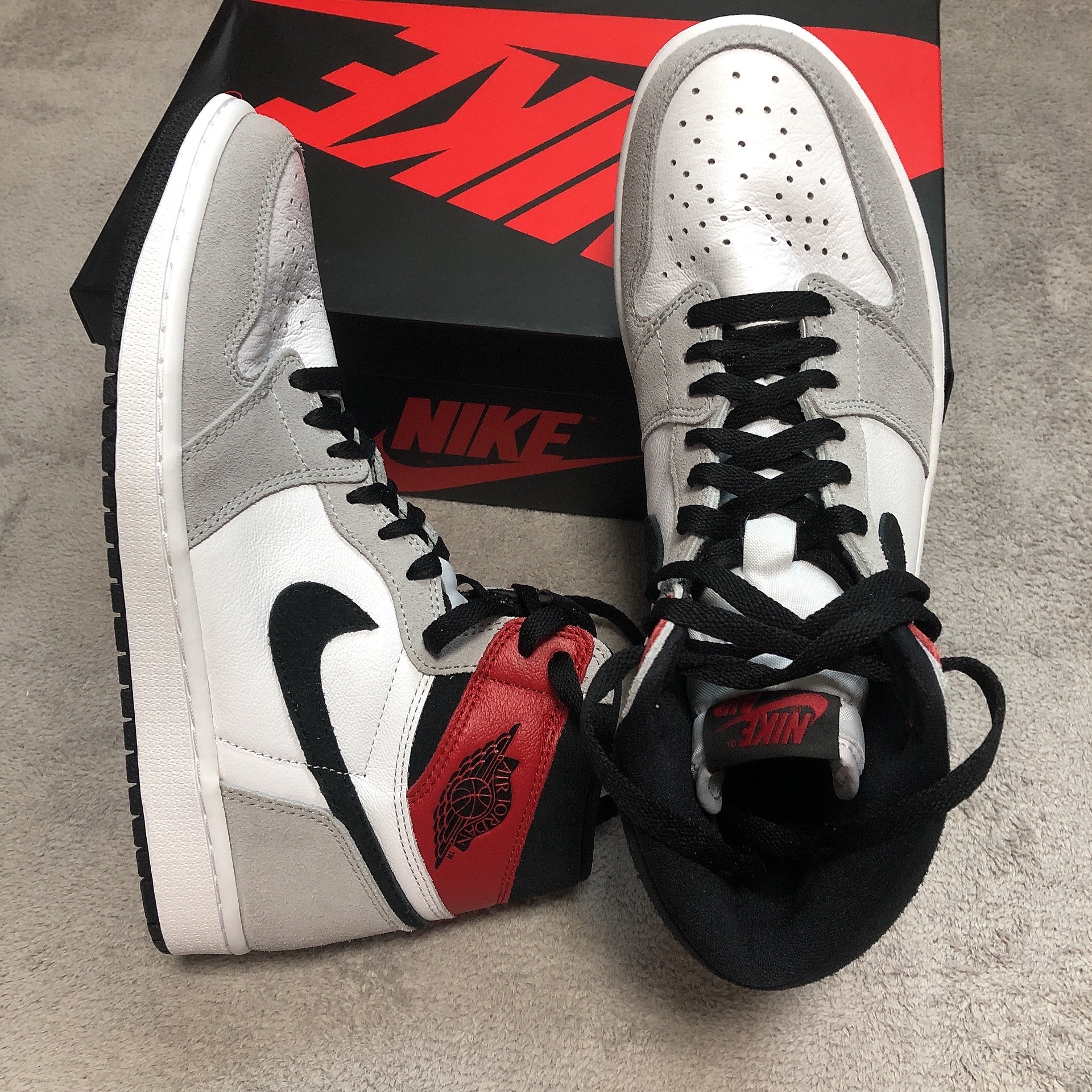 Jordan 1 Retro High OG Light Smoke Grey 착용 스타일 - 2