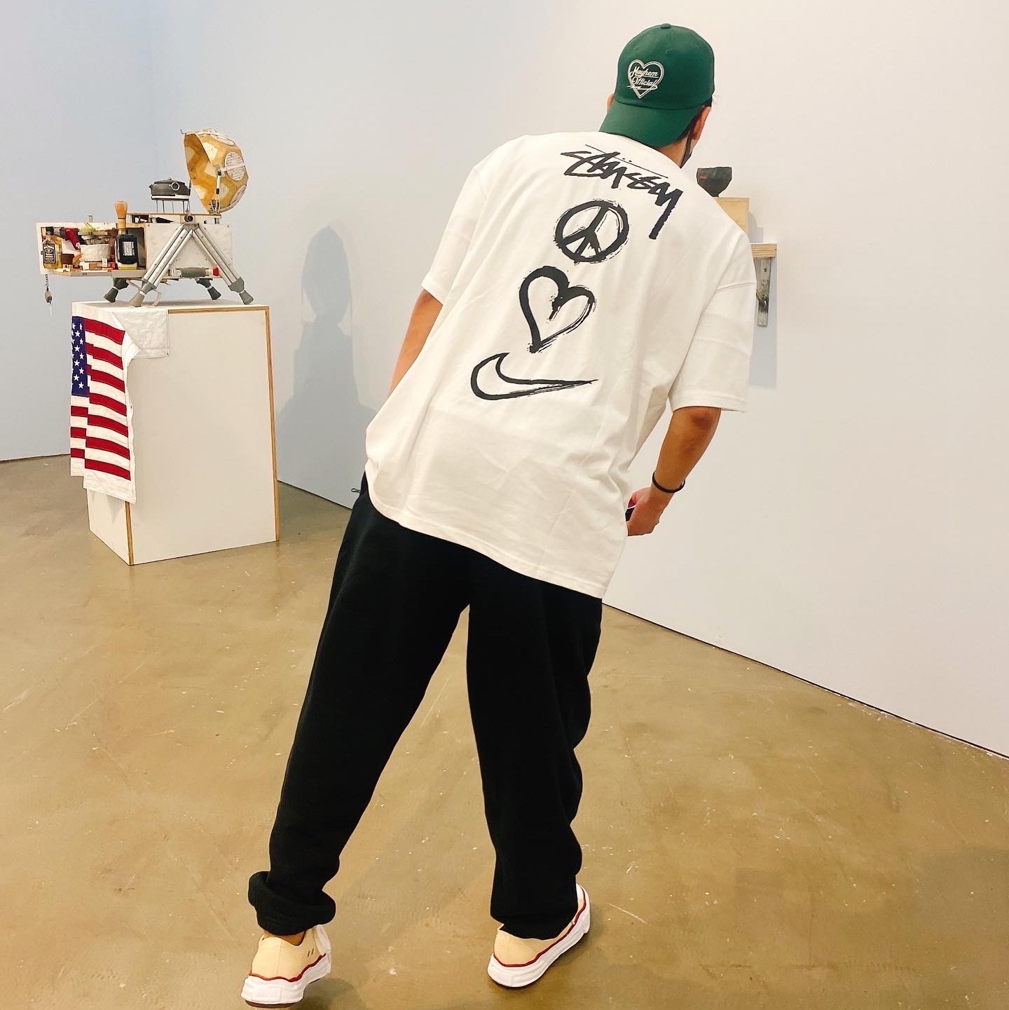 Nike x Stussy NRG RA T-Shirt Summit White (DM4942-121), Nike x Stussy NRG RA Washed Fleece Pants Black (DN4030-010) 착용 스타일