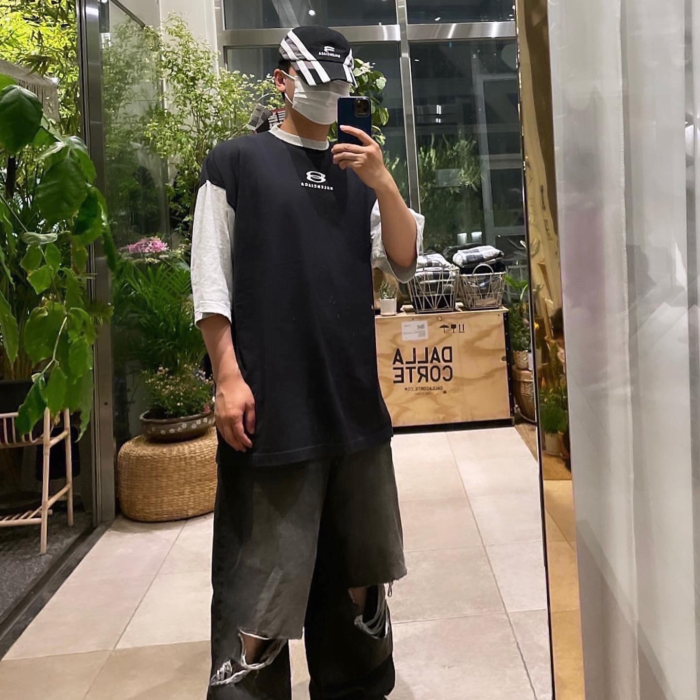 Balenciaga Defender Sneakers Black, Balenciaga Destroyed Super Large Baggy Trousers Black 착용 스타일 - 2