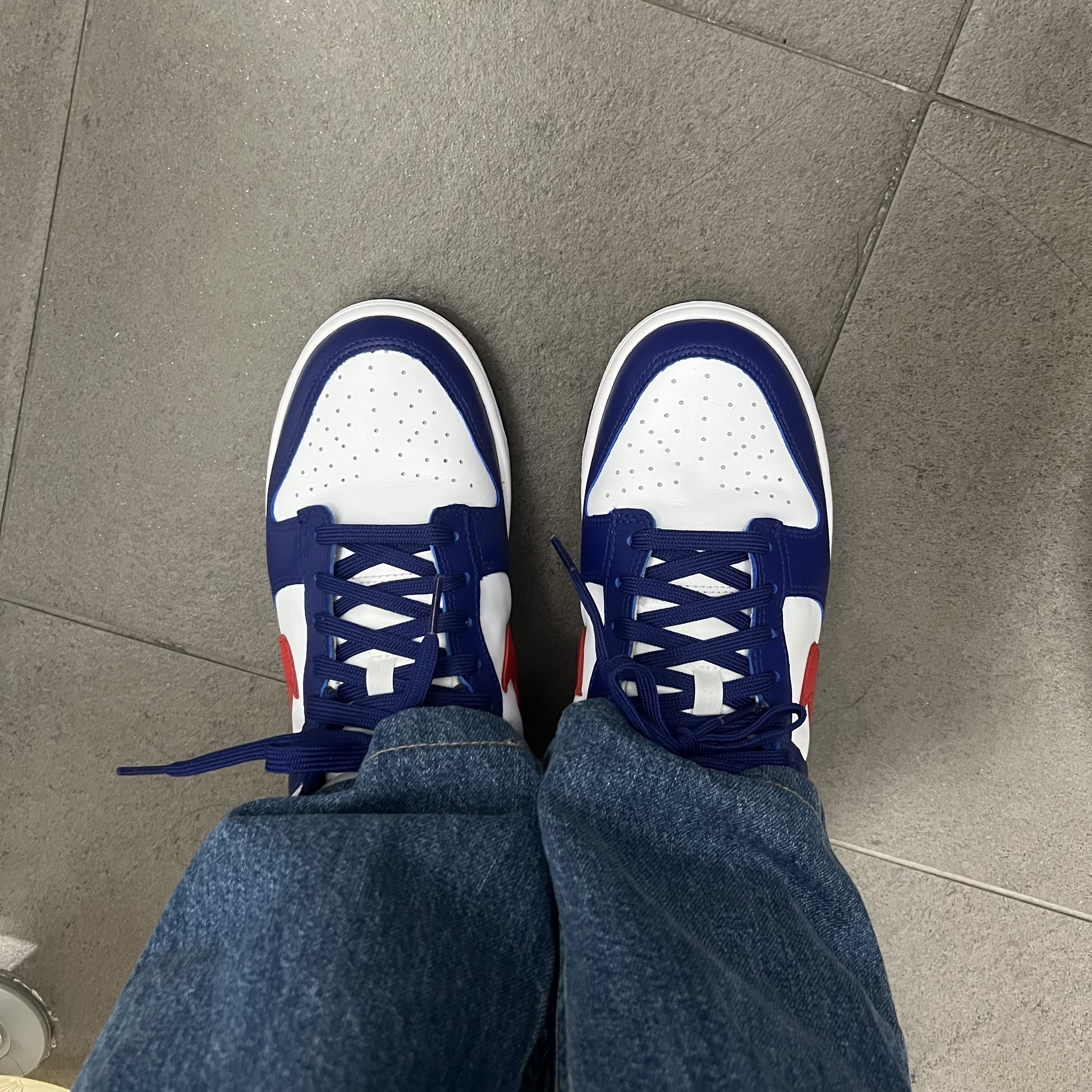 (W) Nike Dunk Low White and University Red 착용 스타일 - 1