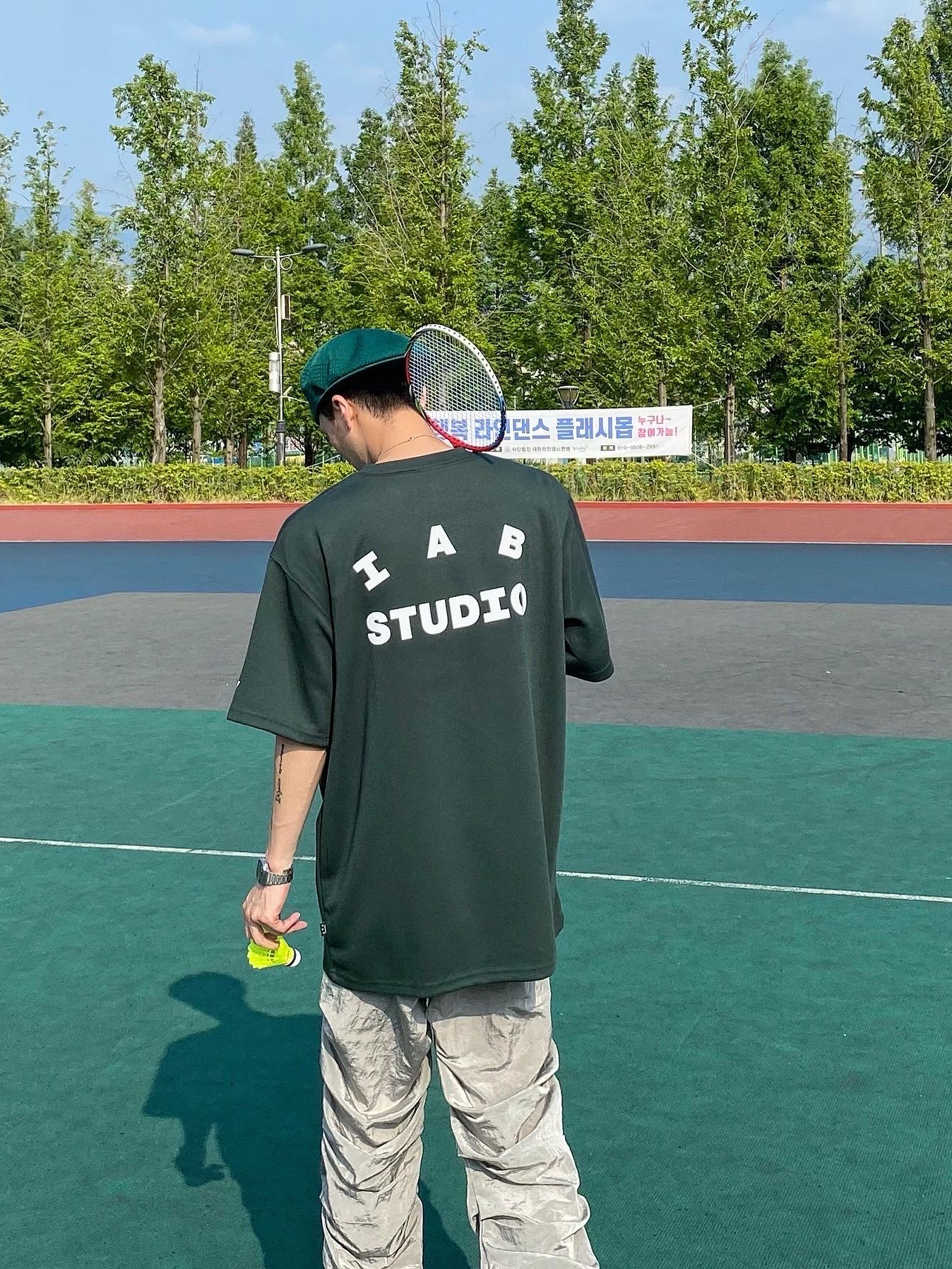 IAB Studio x Yonex T-Shirt Green, Jordan 1 Retro High OG University Blue 착용 스타일 - 3