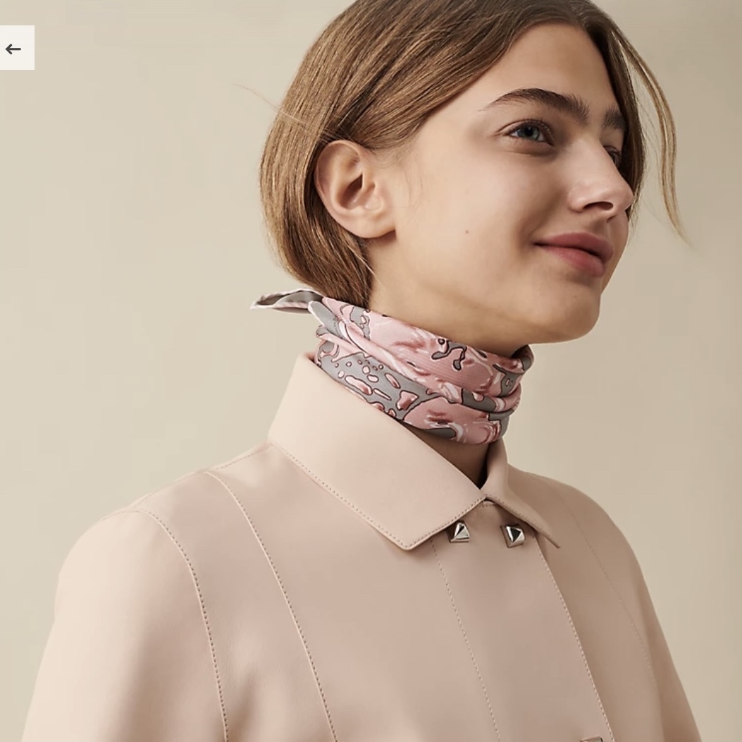 (W) Hermes Gavroche Peinture Fraiche Scarf 45 Gris Acier Vieux Rose 착용 스타일
