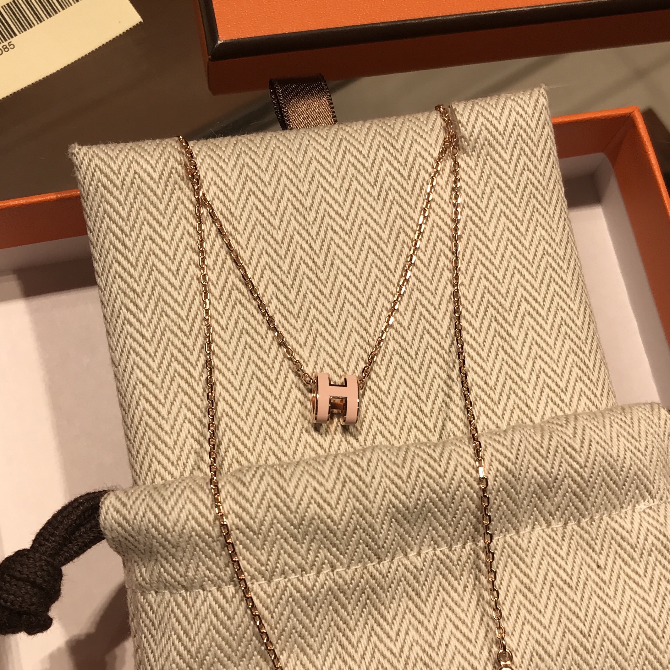 (W) Hermes Mini Pop H Pendant Rose Gold & Rose Dragee 착용 스타일 - 1