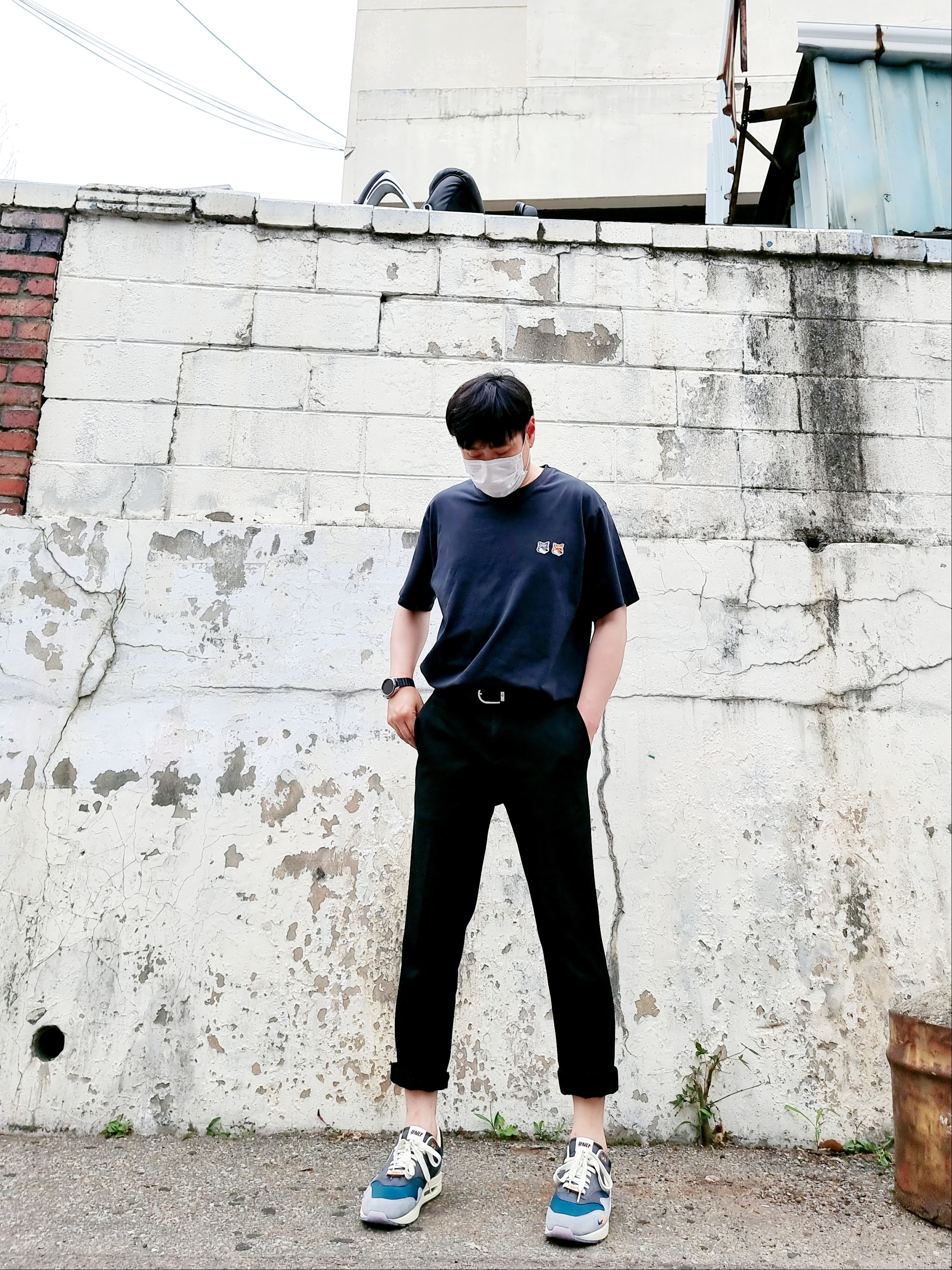 Maison Kitsune Double Fox Head Patch Classic T-Shirt Anthracite, Nike x Kasina Air Max 1 SP Won-Ang Particle Grey 착용 스타일 - 1
