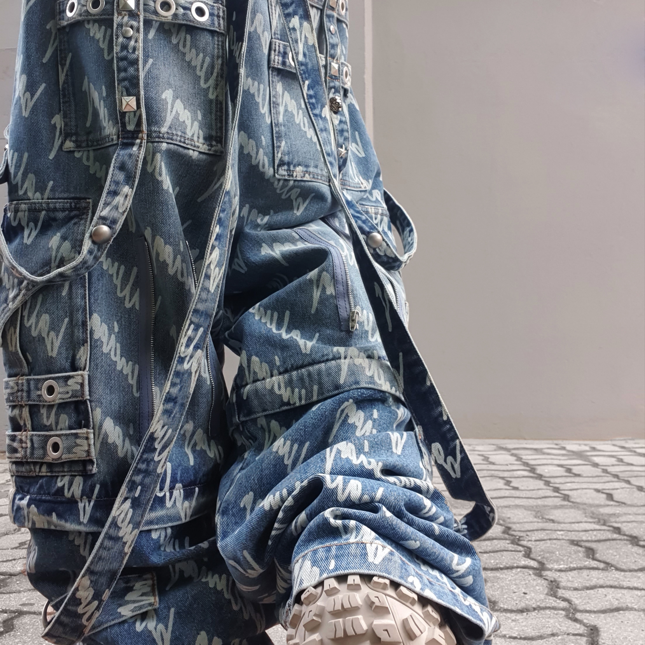 Balenciaga Defender Sneakers Beige 착용 스타일