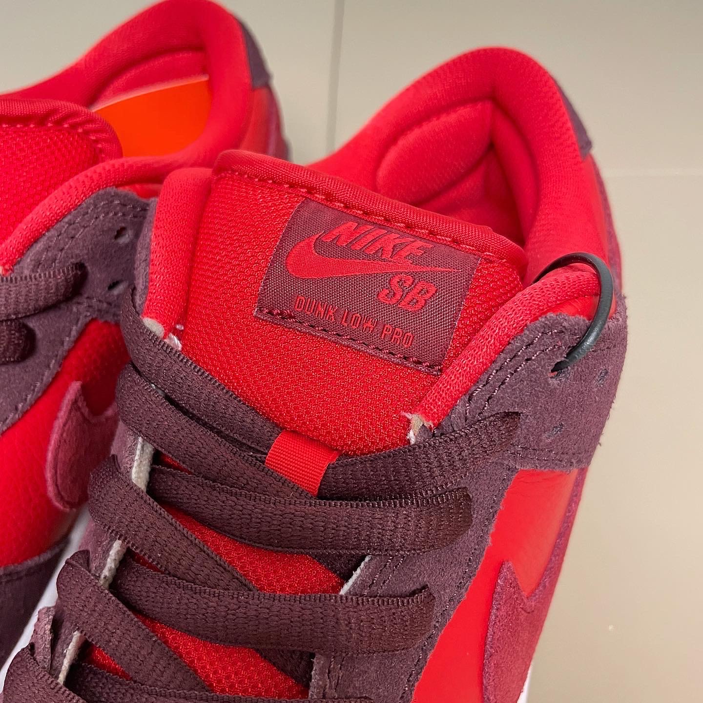 Nike SB Dunk Low Pro Cherry 착용 스타일 - 3