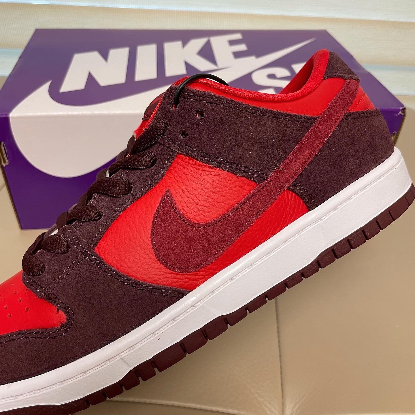 Nike SB Dunk Low Pro Cherry 착용 스타일 - 5