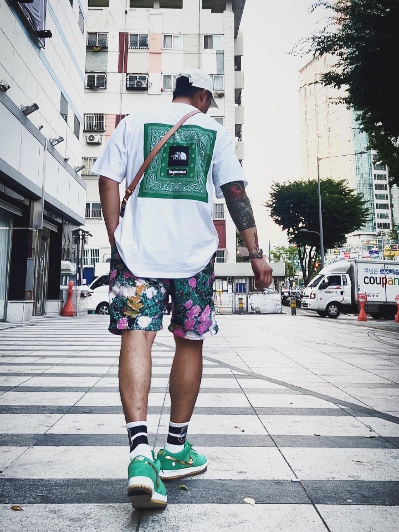 Supreme x Stone Island Reactive Ice Camo Ripstop Camp Cap Tan - 22SS, Supreme x The North Face Bandana T-Shirt White - 22SS 착용 스타일 - 1
