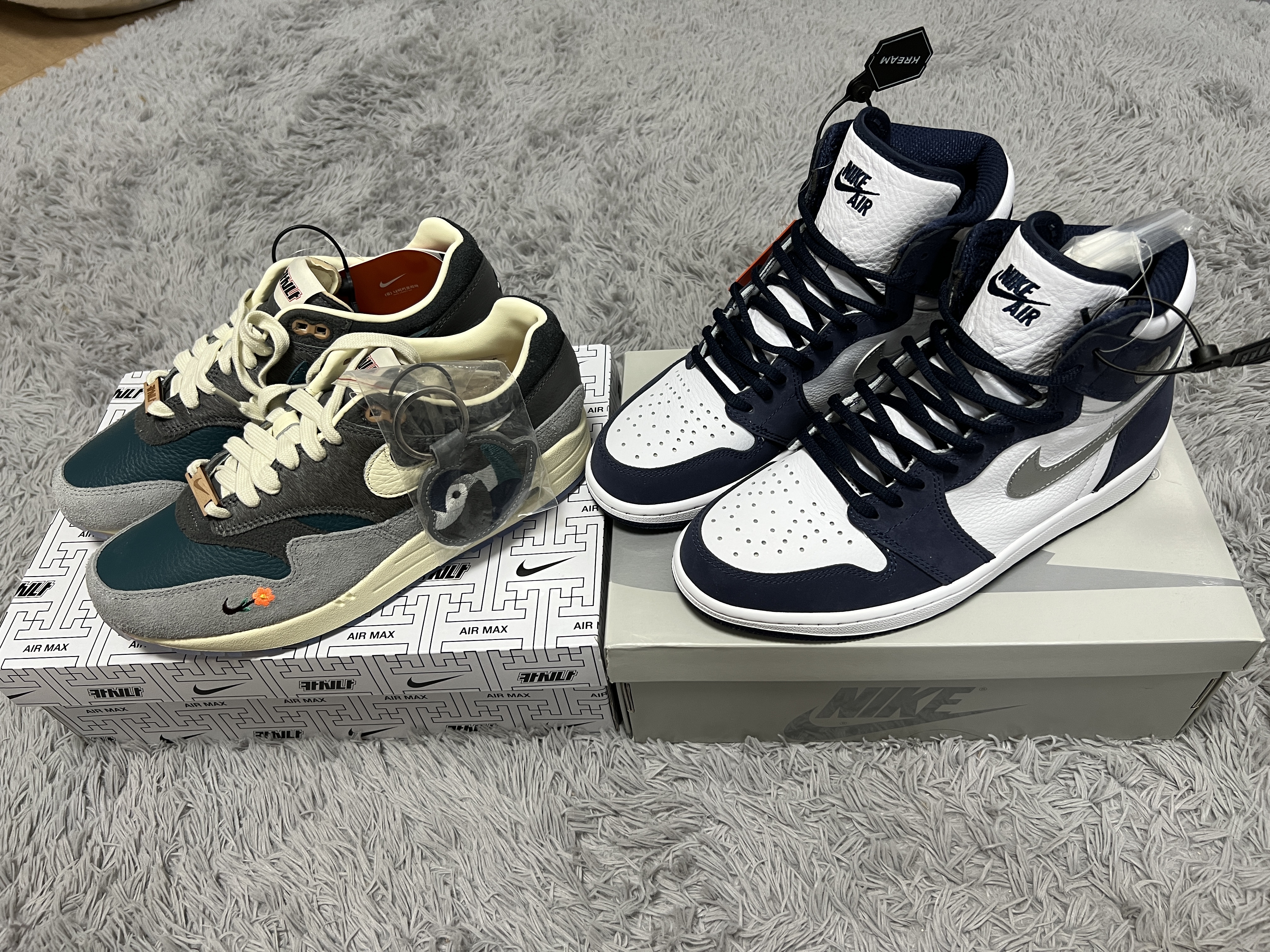 Jordan 1 Retro High OG CO.JP Midnight Navy, Nike x Kasina Air Max 1 SP Won-Ang Particle Grey 착용 스타일 - 1