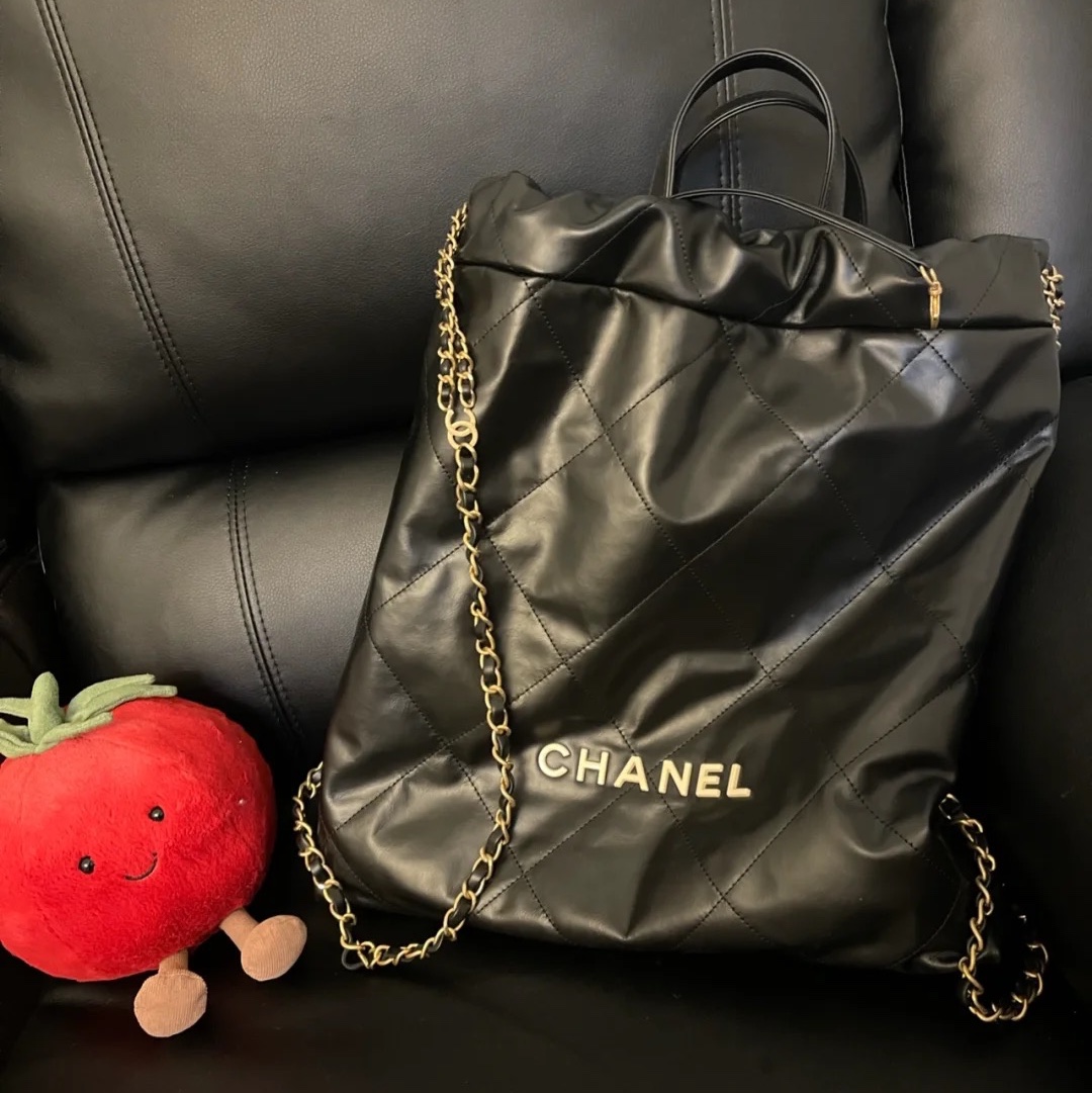 Chanel 22 Backpack Shiny Calfskin & Gold Lacquered Black 착용 스타일 - 3