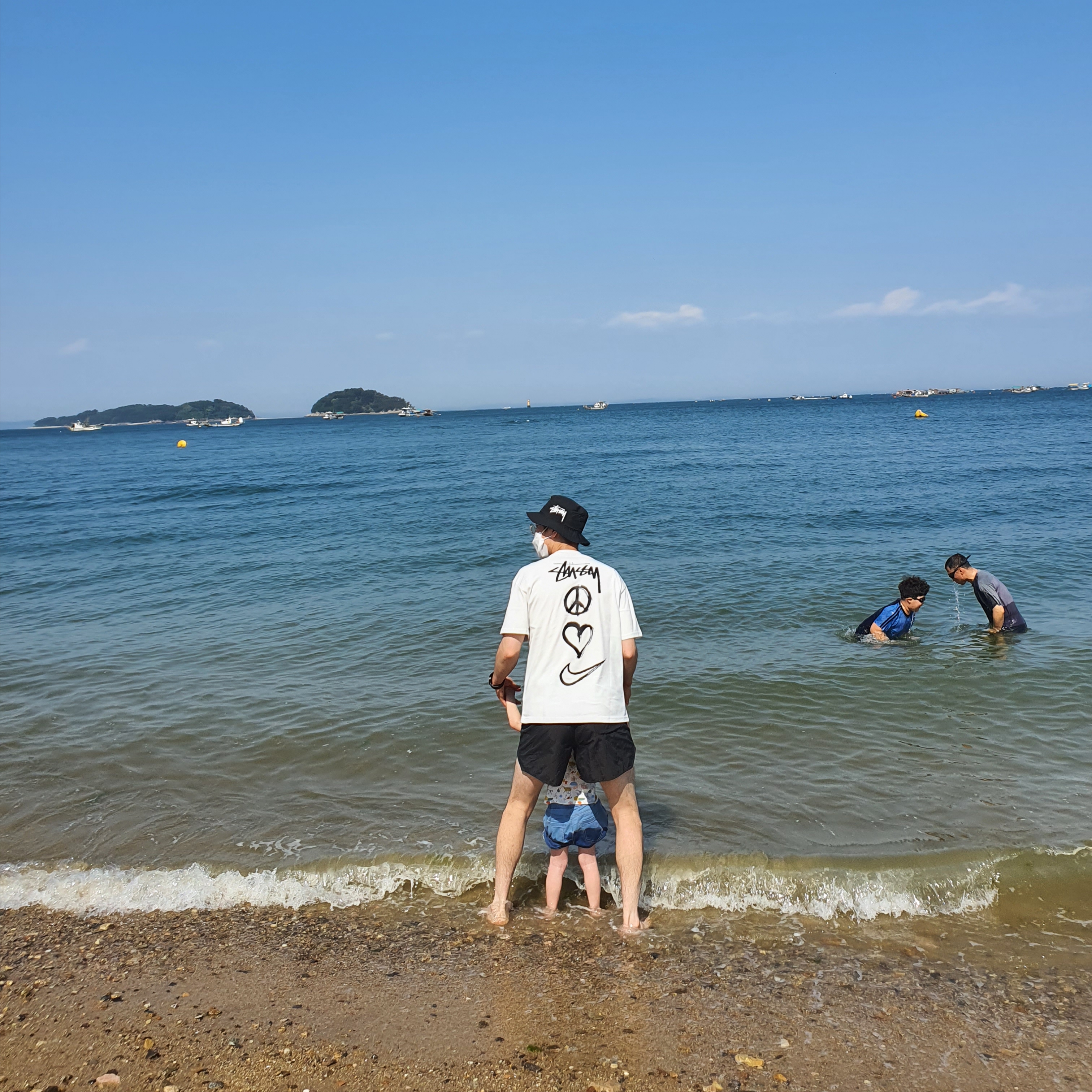 Nike x Stussy NRG RA T-Shirt Summit White (DM4942-121), Nike x Stussy Bucket Hat Black 착용 스타일 - 2