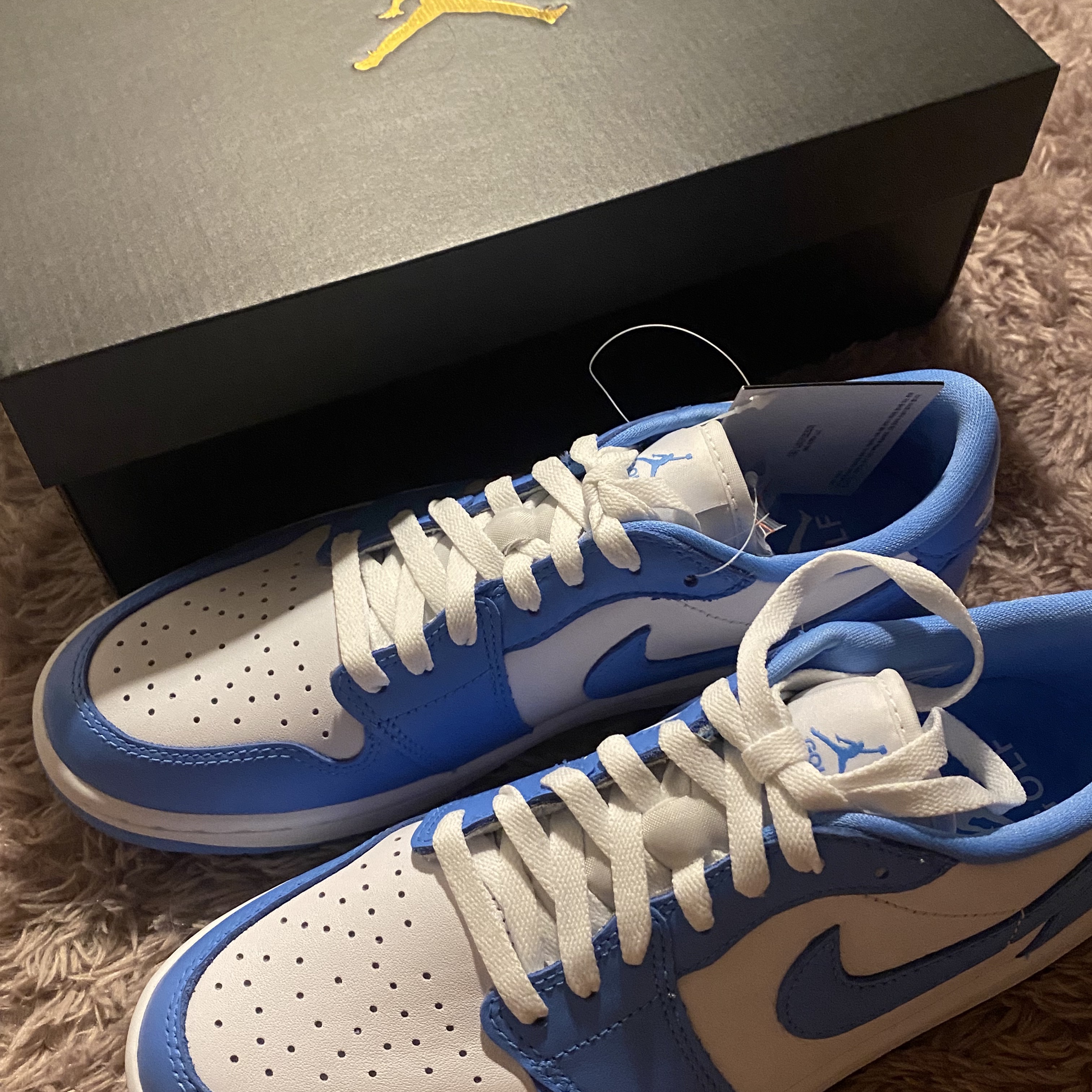 Jordan 1 Low Golf White and University Blue 착용 스타일