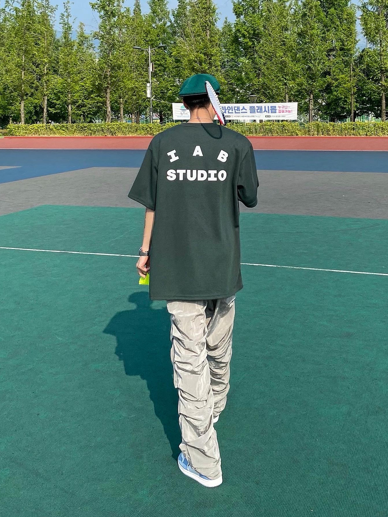 IAB Studio x Yonex T-Shirt Green, Jordan 1 Retro High OG University Blue 착용 스타일 - 4