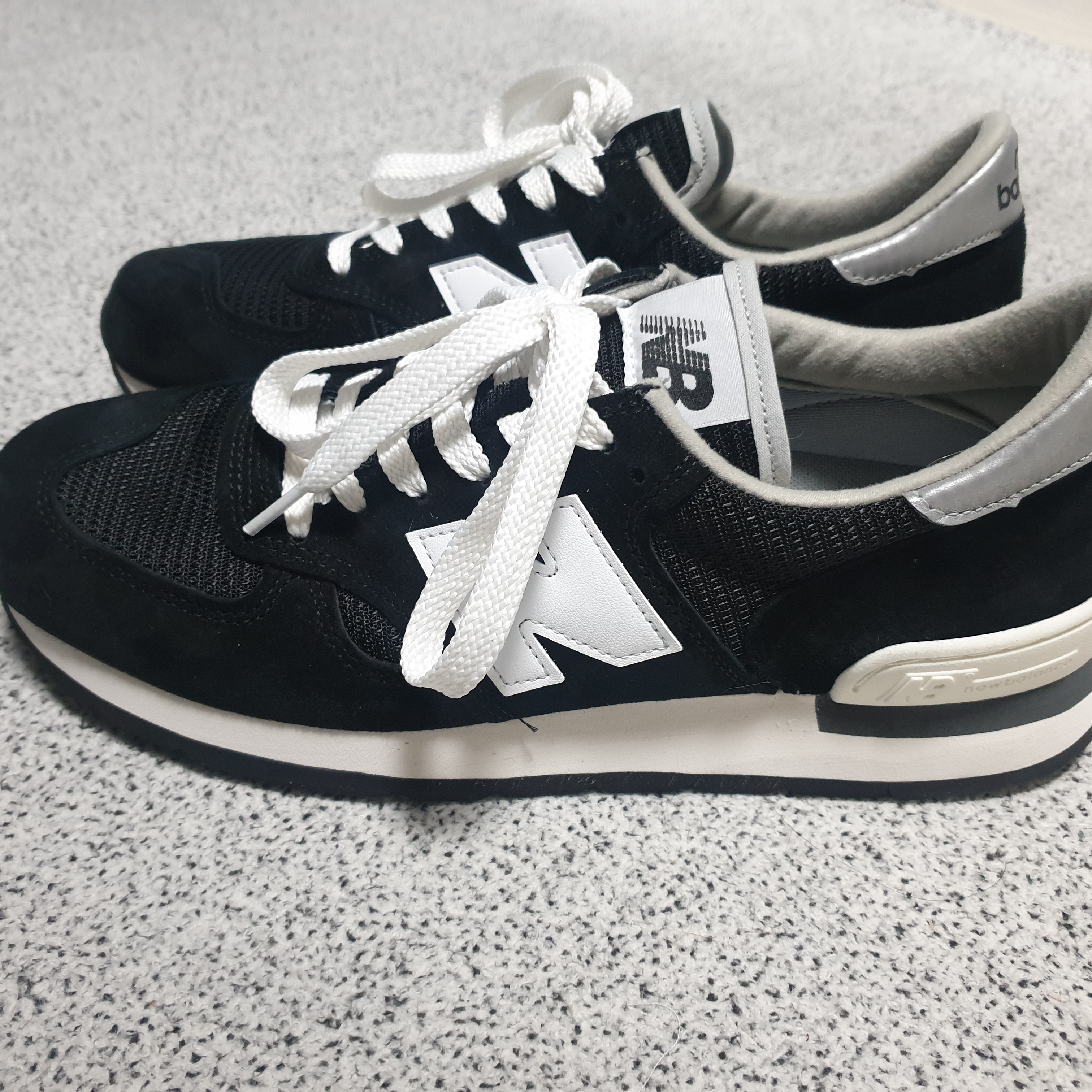 New Balance 990v1 Made in USA Black 착용 스타일