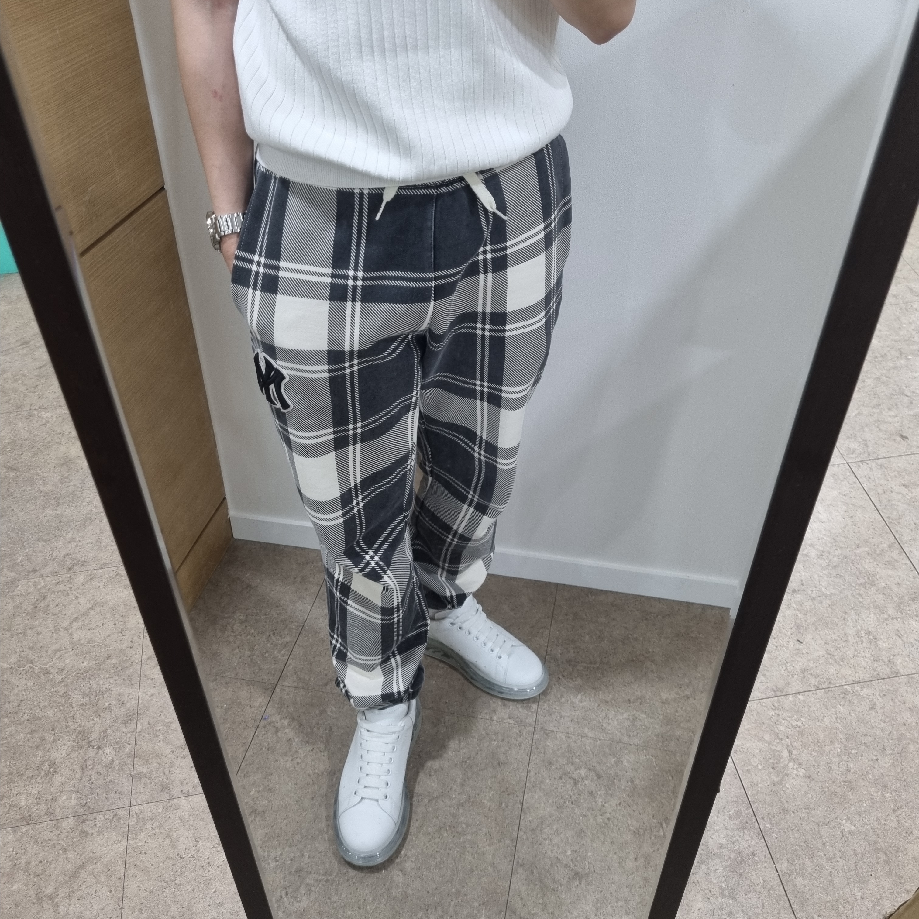 Alexander McQueen Oversized Sneakers Clear Sole White 착용 스타일 - 1