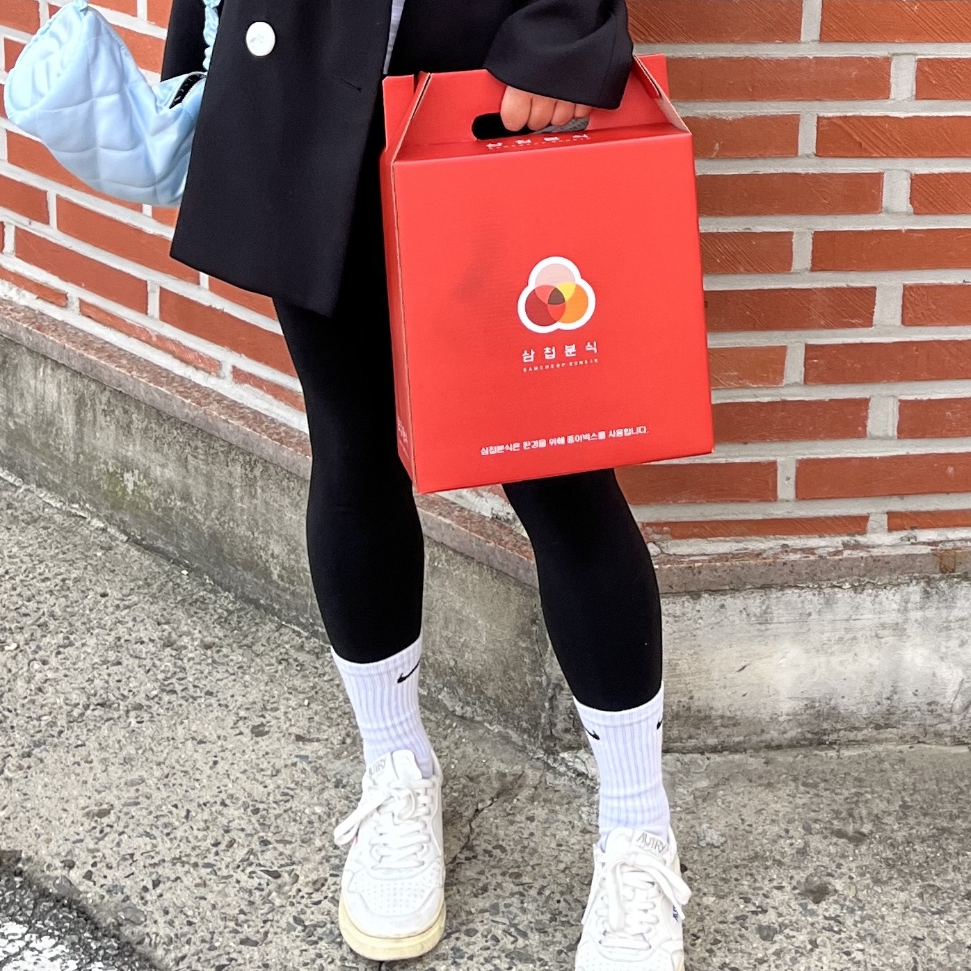 Autry Medalist Low Leather Sneakers White 착용 스타일 - 2