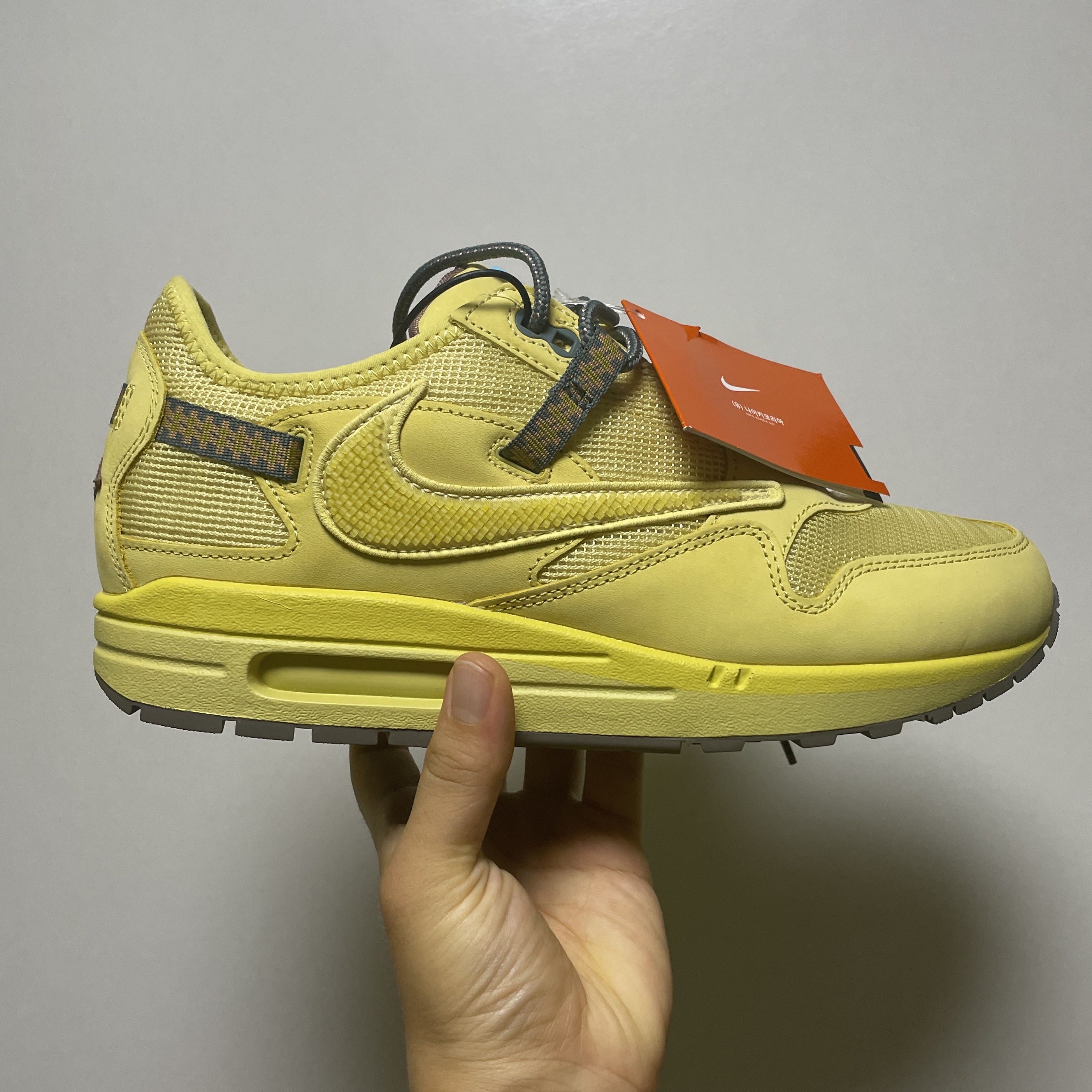 Nike x Travis Scott Air Max 1 Cact.us Gold 착용 스타일 - 1