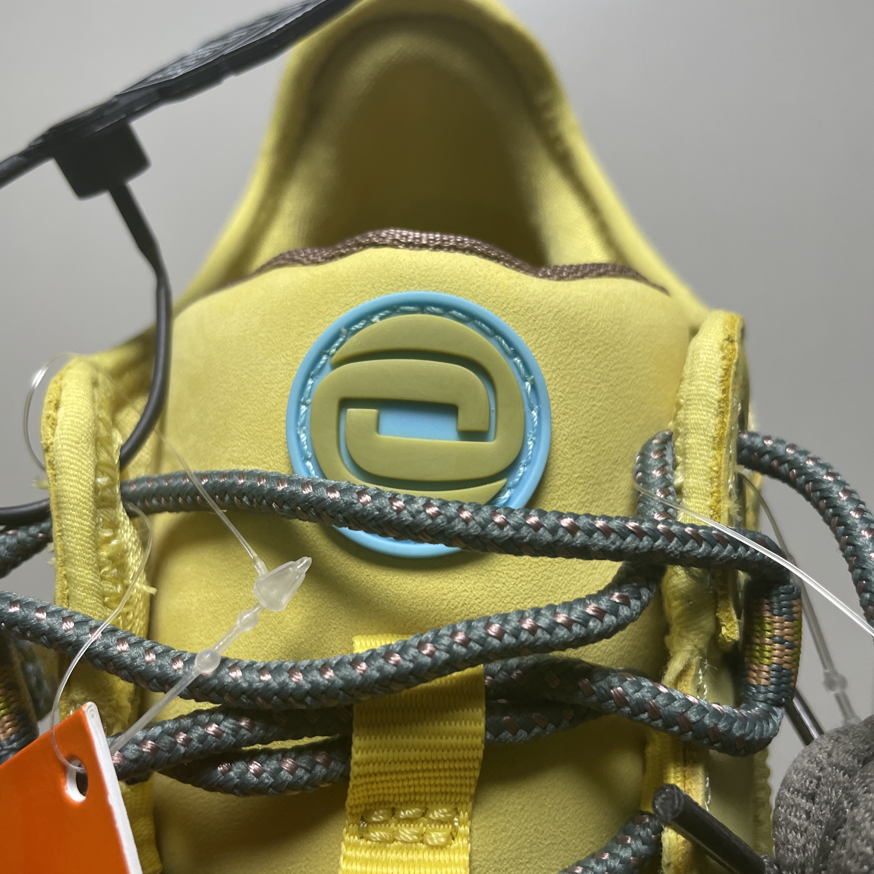 Nike x Travis Scott Air Max 1 Cact.us Gold 착용 스타일 - 2