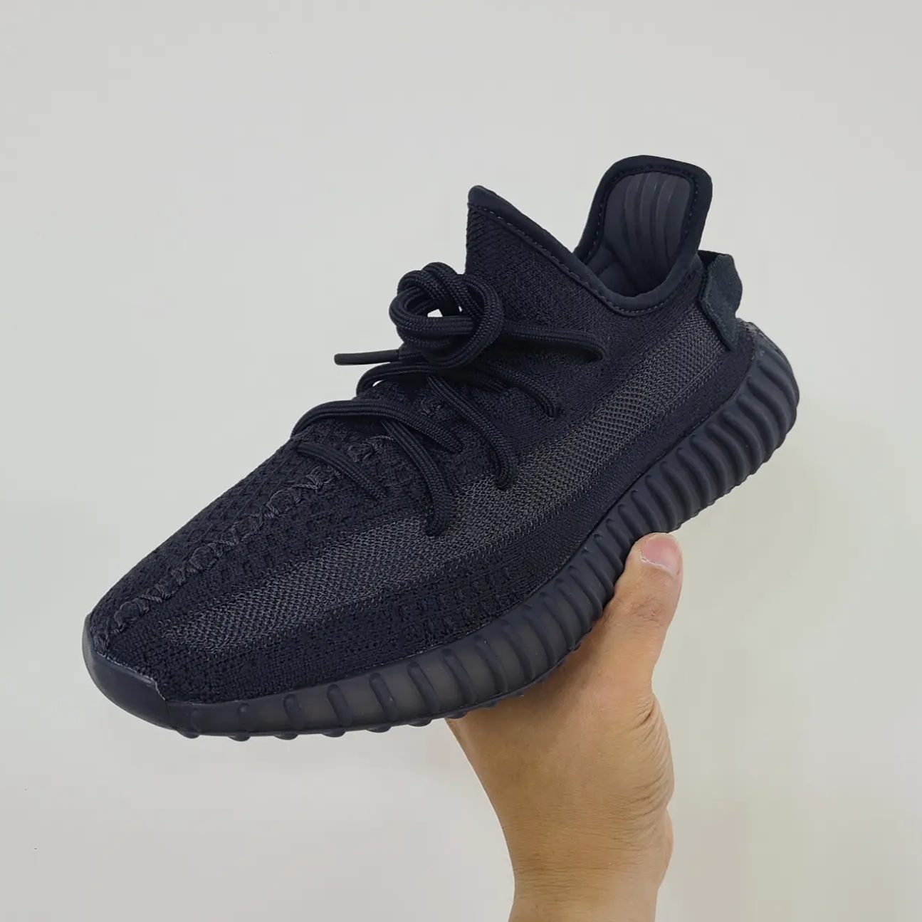 Adidas Yeezy Boost 350 V2 Onyx 착용 스타일 - 1