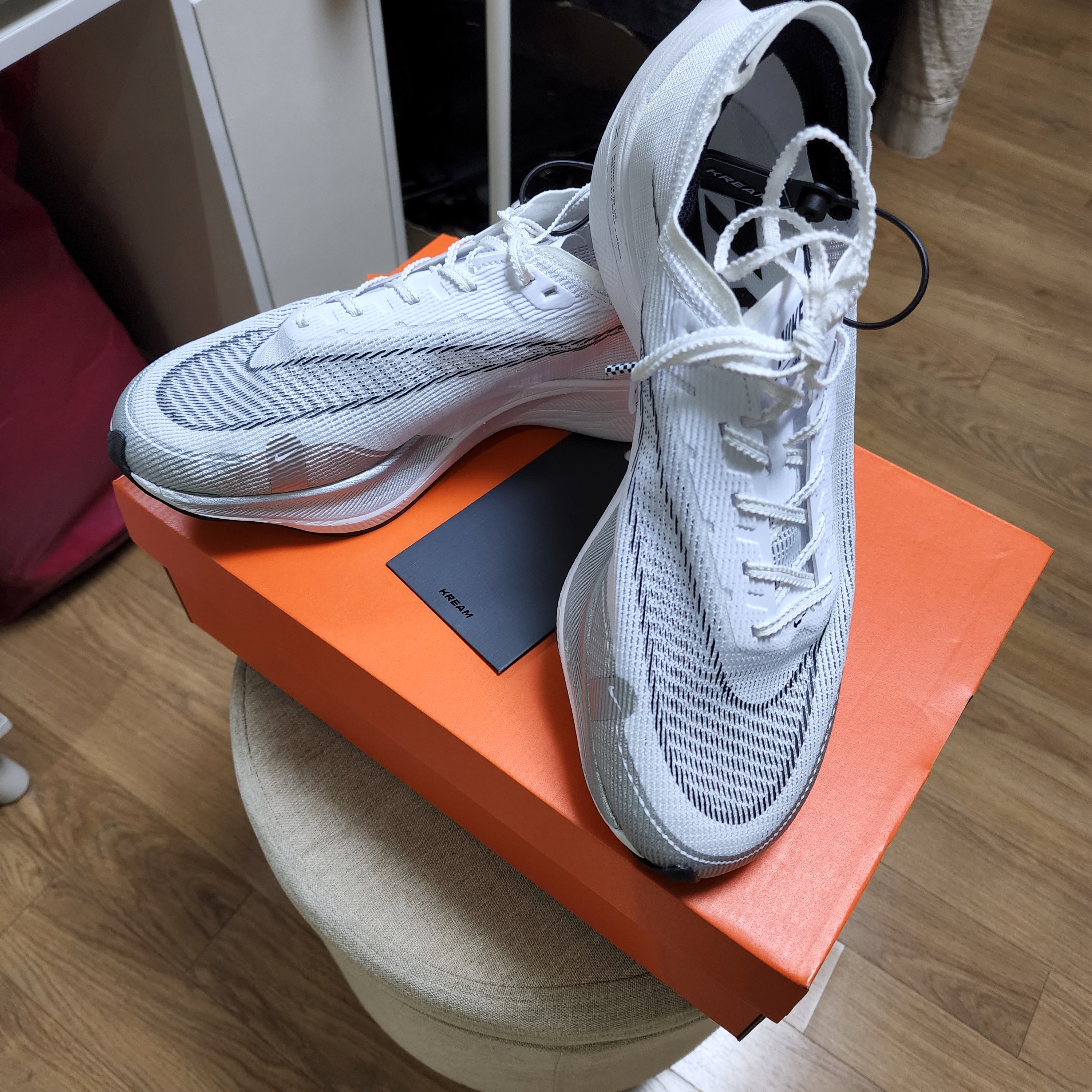 Nike ZoomX Vaporfly Next% 2 White Metallic Silver 착용 스타일 - 1