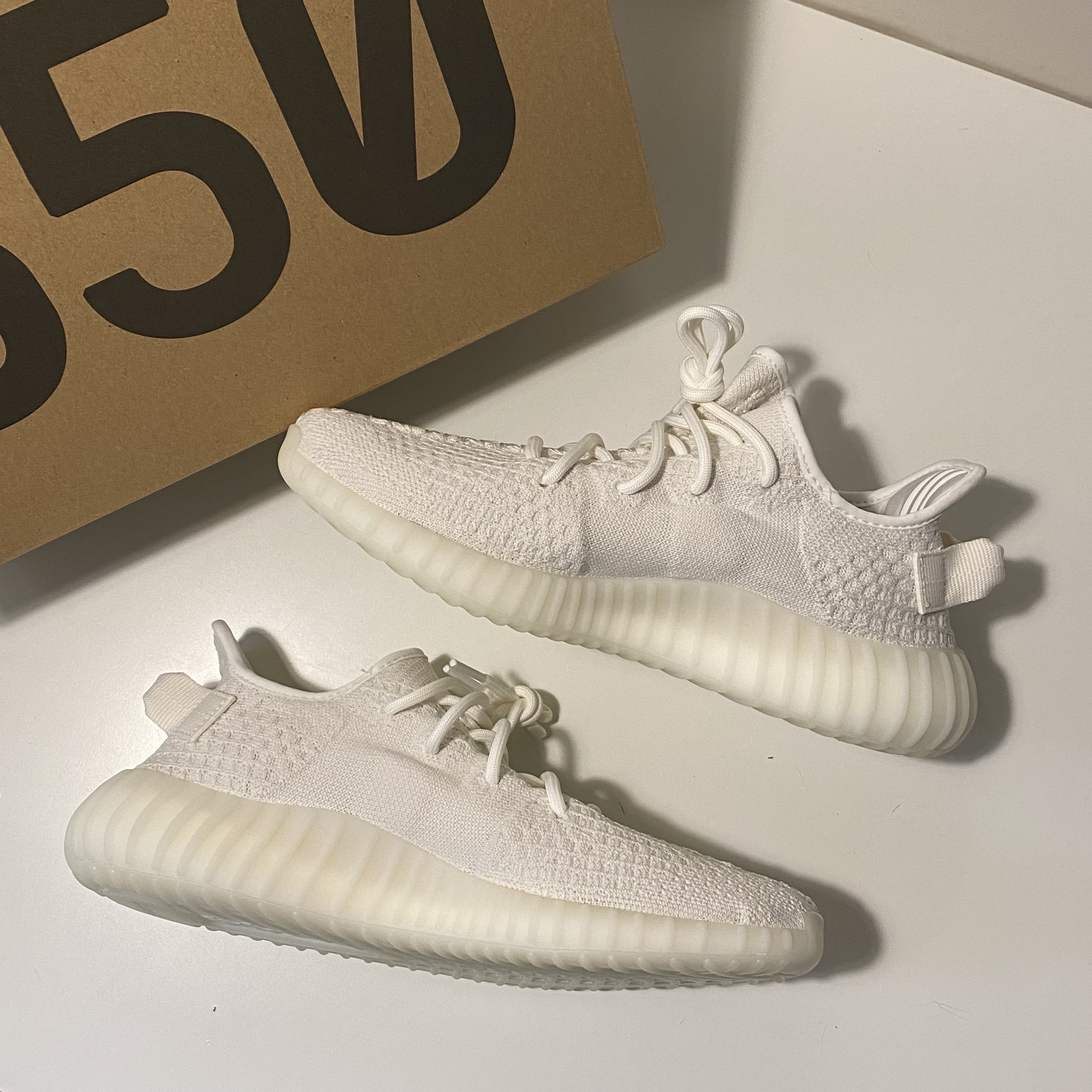 Adidas Yeezy Boost 350 V2 Bone 착용 스타일 - 5