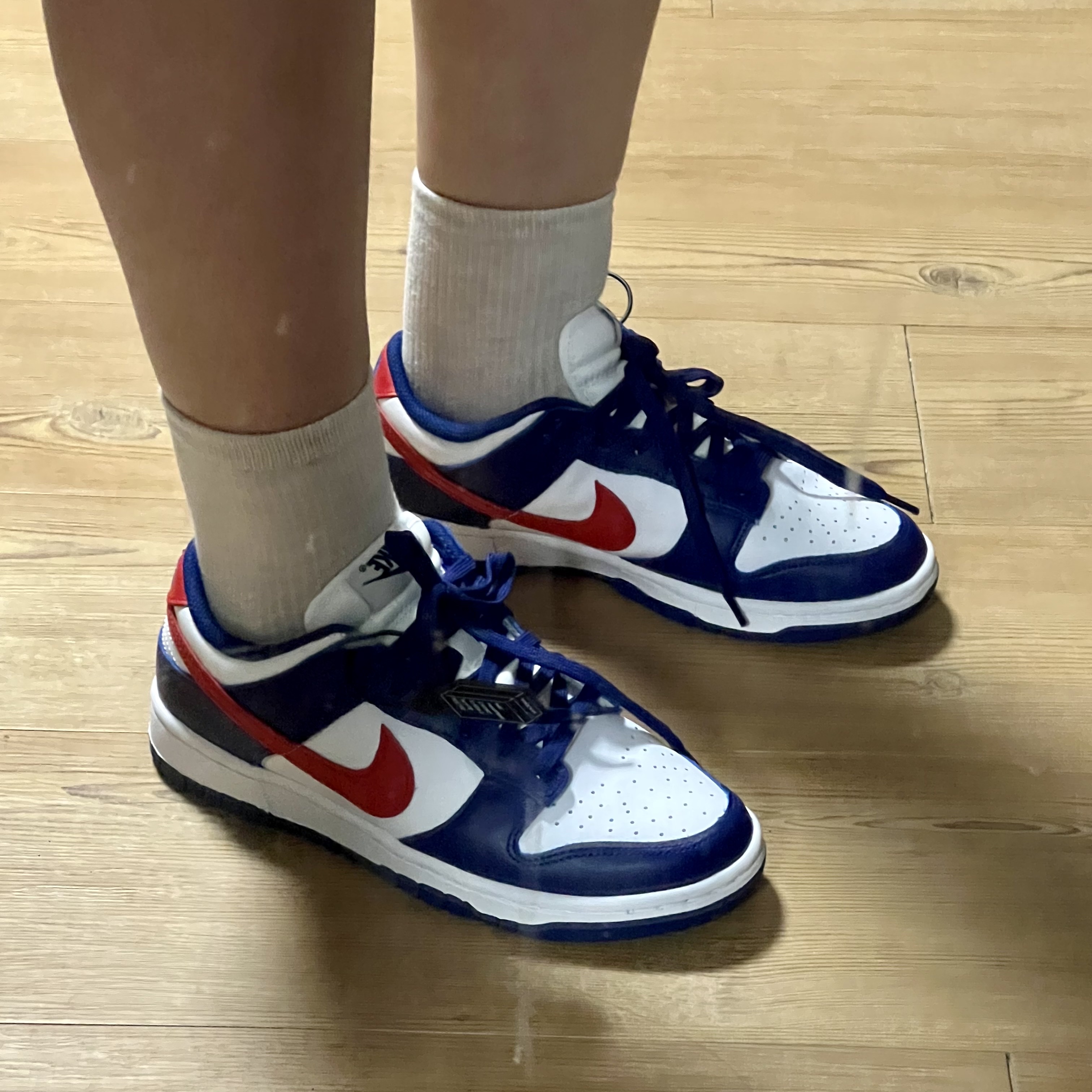 (W) Nike Dunk Low White and University Red 착용 스타일 - 2
