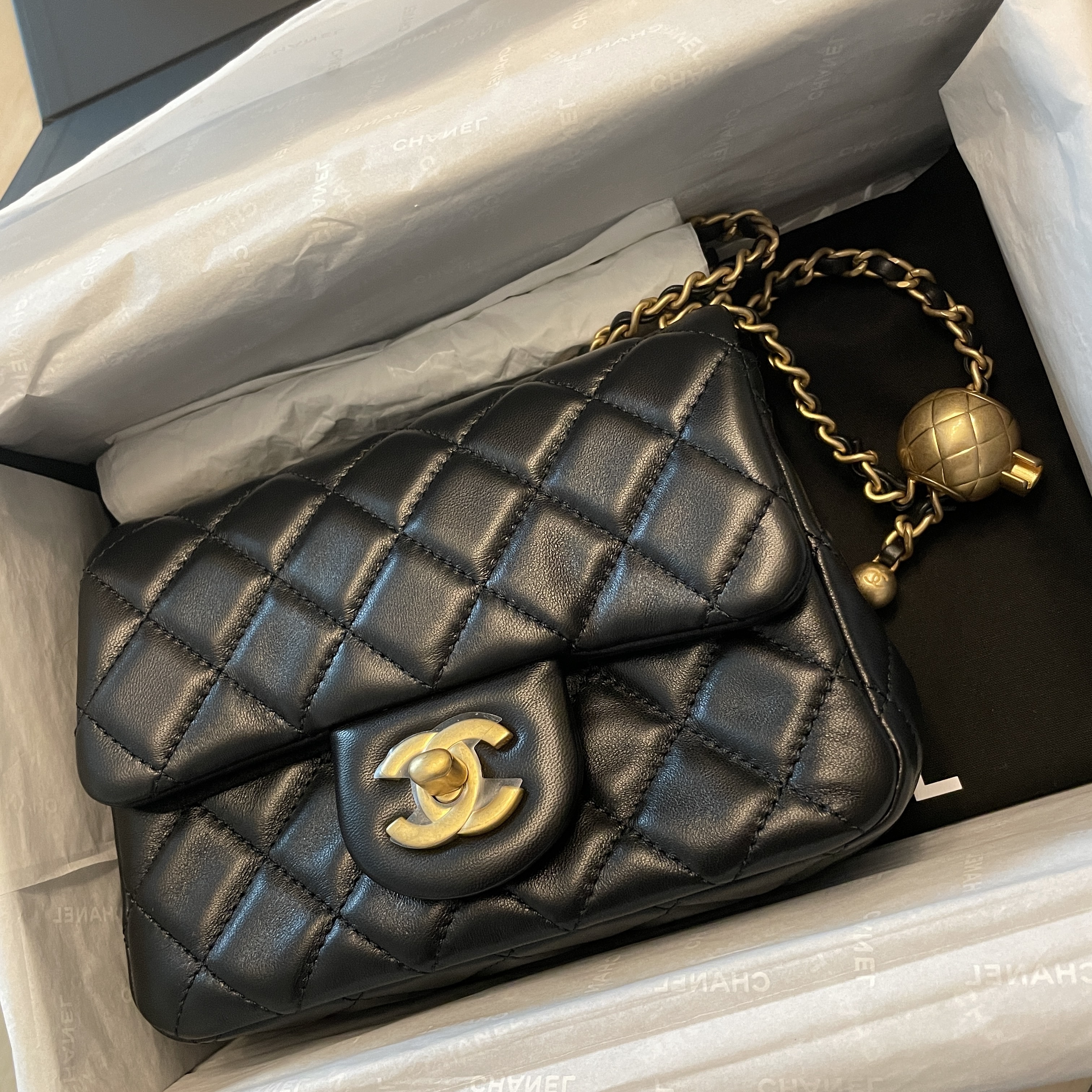 Chanel Mini Flap Bag Lambskin & Gold Black 착용 스타일