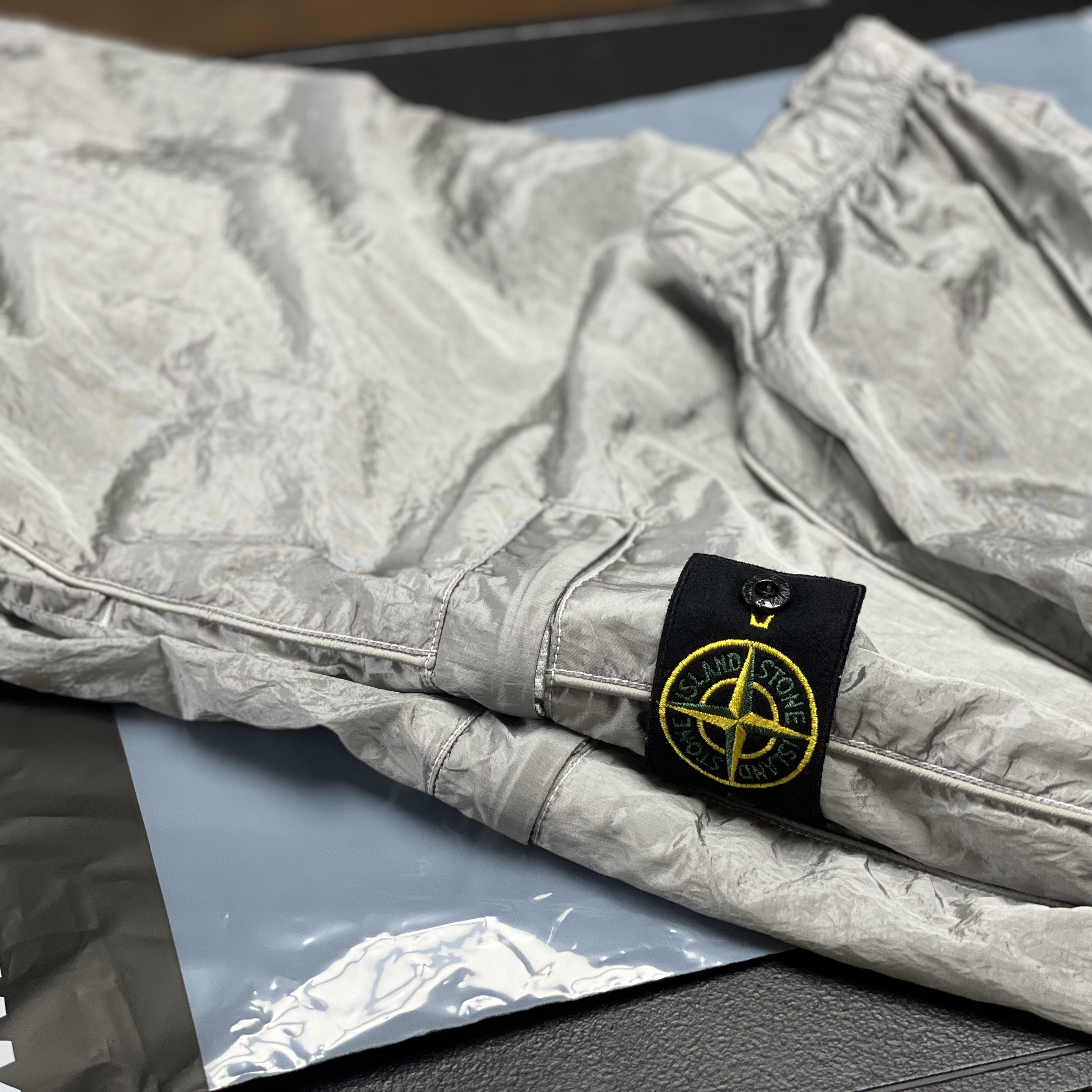 Stone Island 31021 Nylon Metal Garment Dyed Cargo Pants Ice - 22SS, Jordan 1 x Off-White Retro High University Blue 착용 스타일 - 2