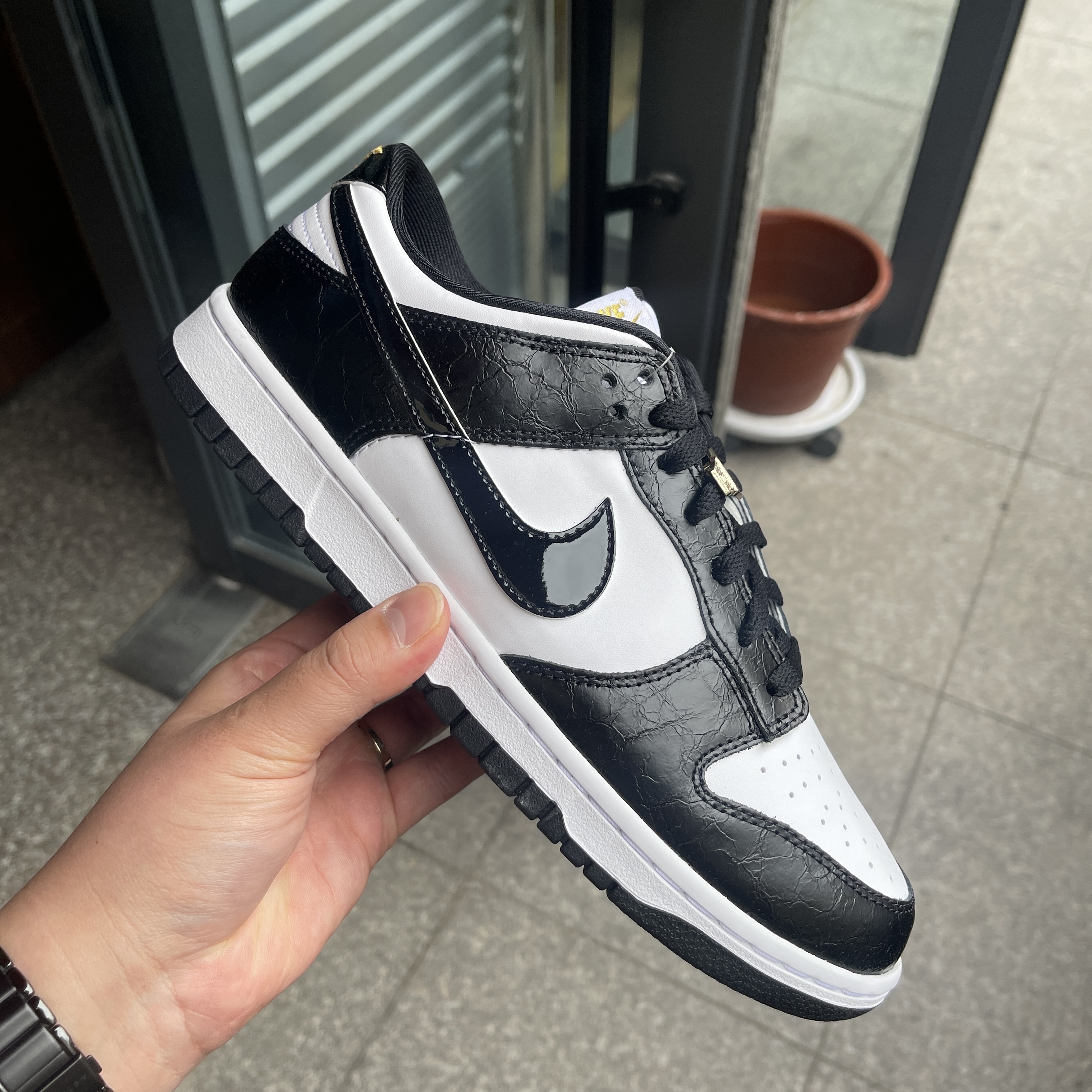 Nike Dunk Low Retro SE Black 착용 스타일 - 2