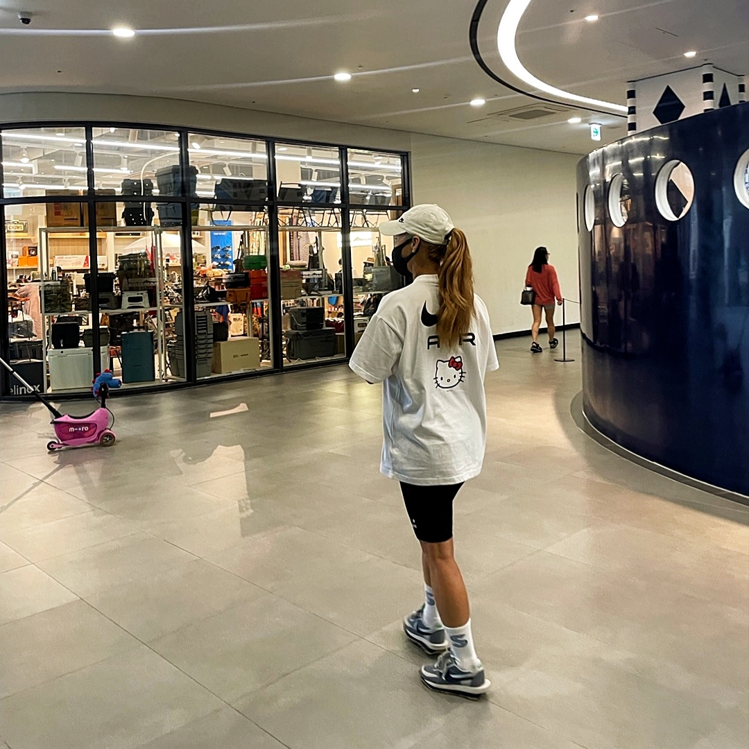 Nike x Sacai x Clot LDWaffle Cool Grey, Nike x Hello Kitty NRG Air T-Shirt White - Asia 착용 스타일