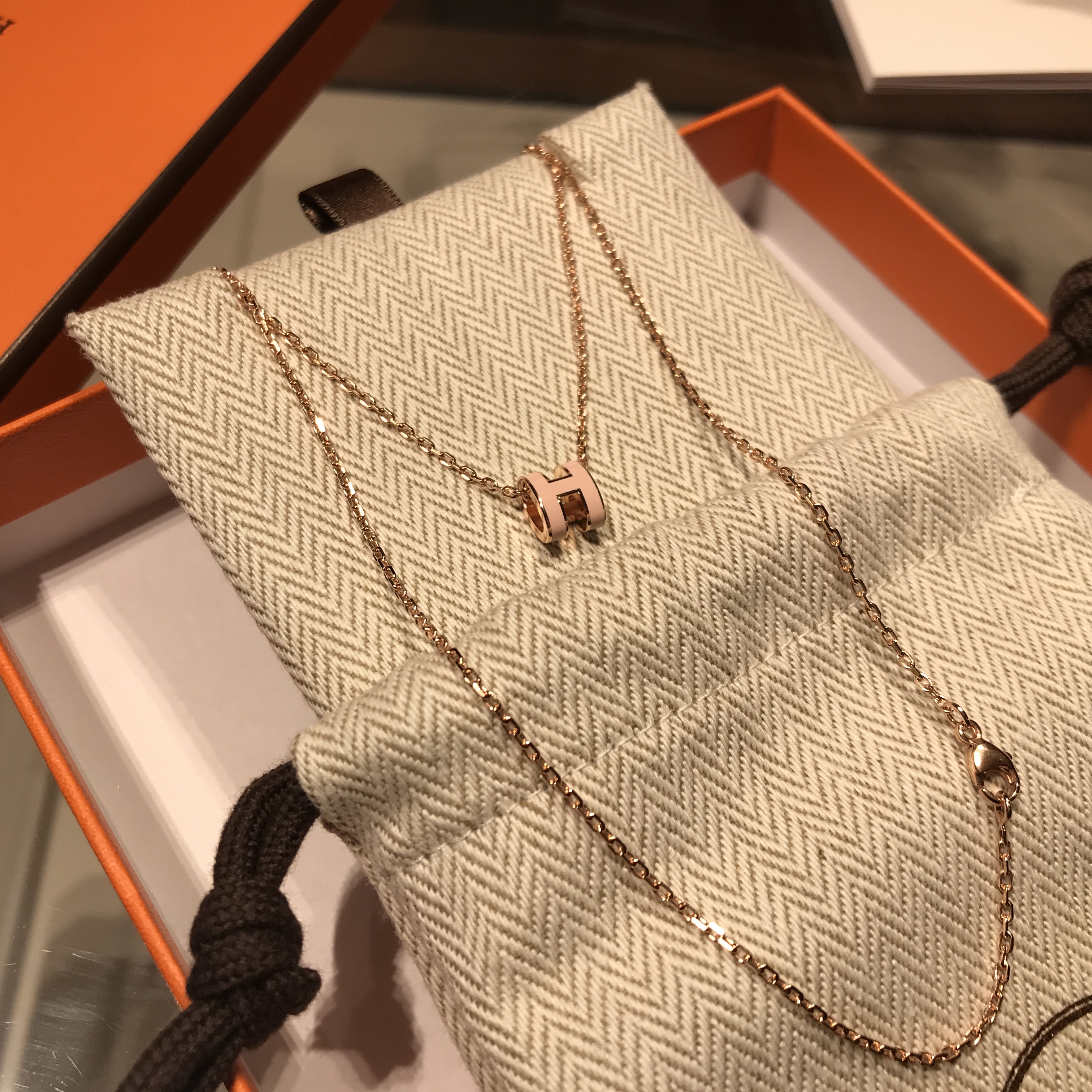 (W) Hermes Mini Pop H Pendant Rose Gold & Rose Dragee 착용 스타일 - 2