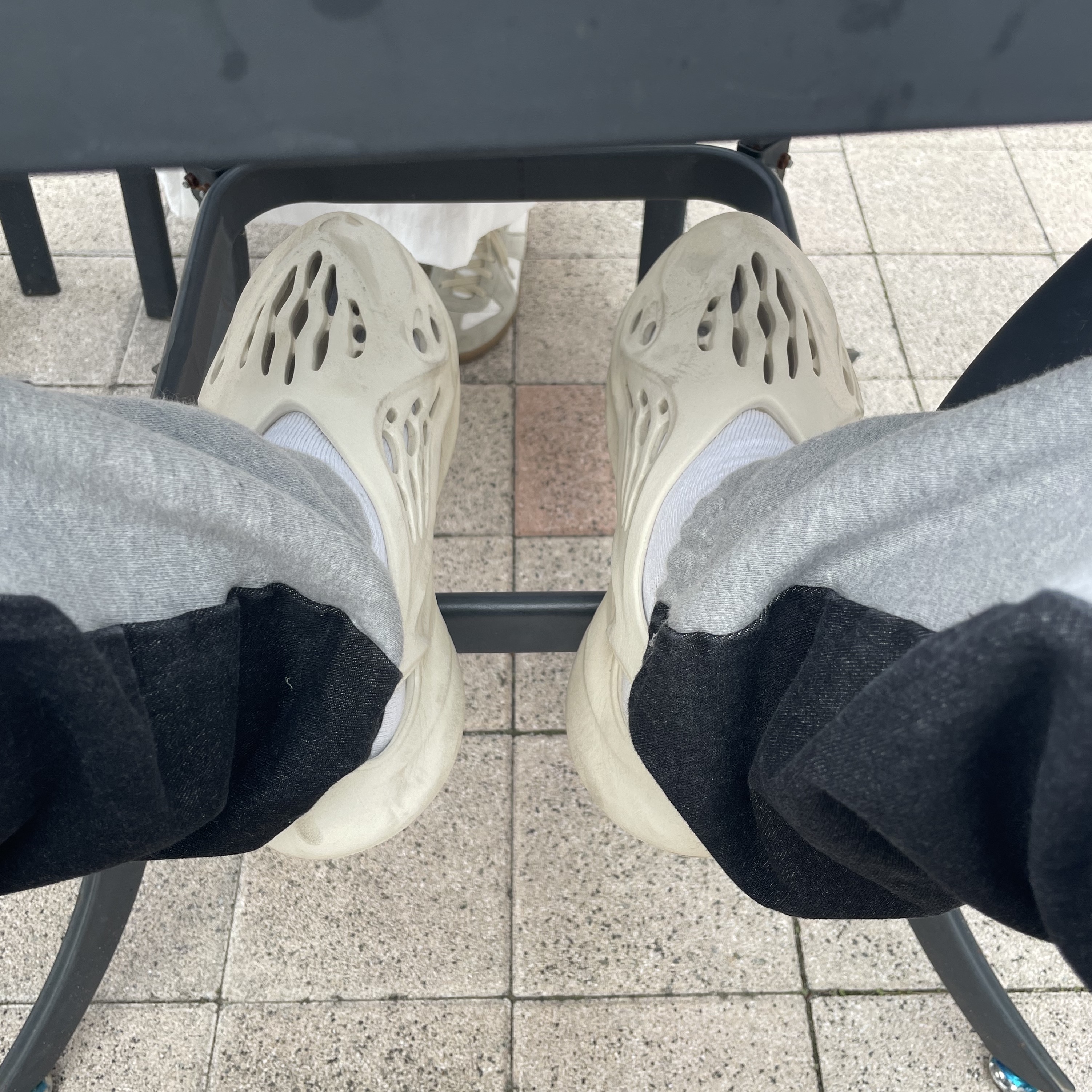 Adidas Yeezy Foam RNNR Sand 착용 스타일